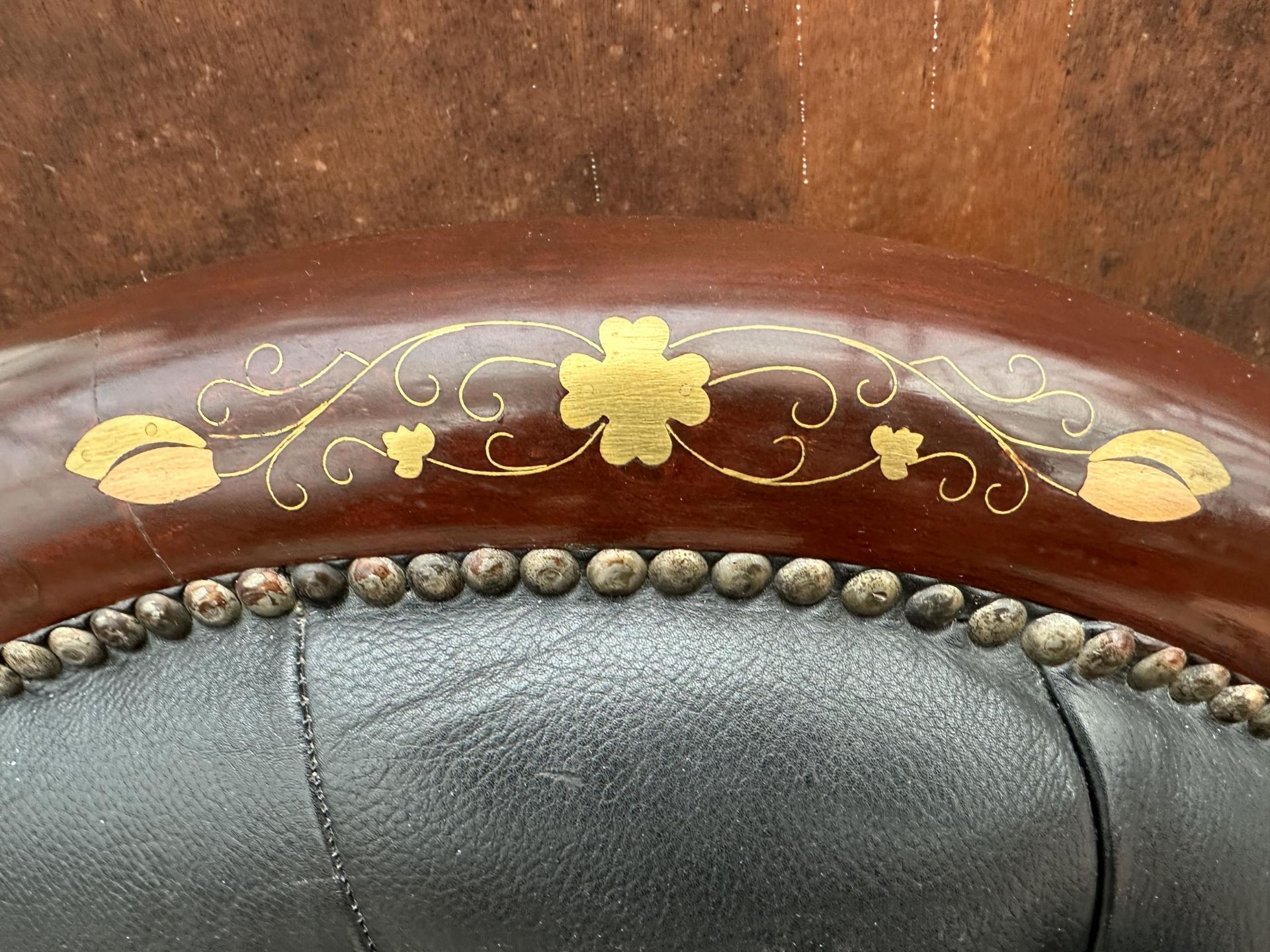 A BRASS INLAID INDIAN HARDWOOD AND BUTTONED LEATHER SCROLL END CONVERSATION DOUBLE SEAT WITH - Image 6 of 7