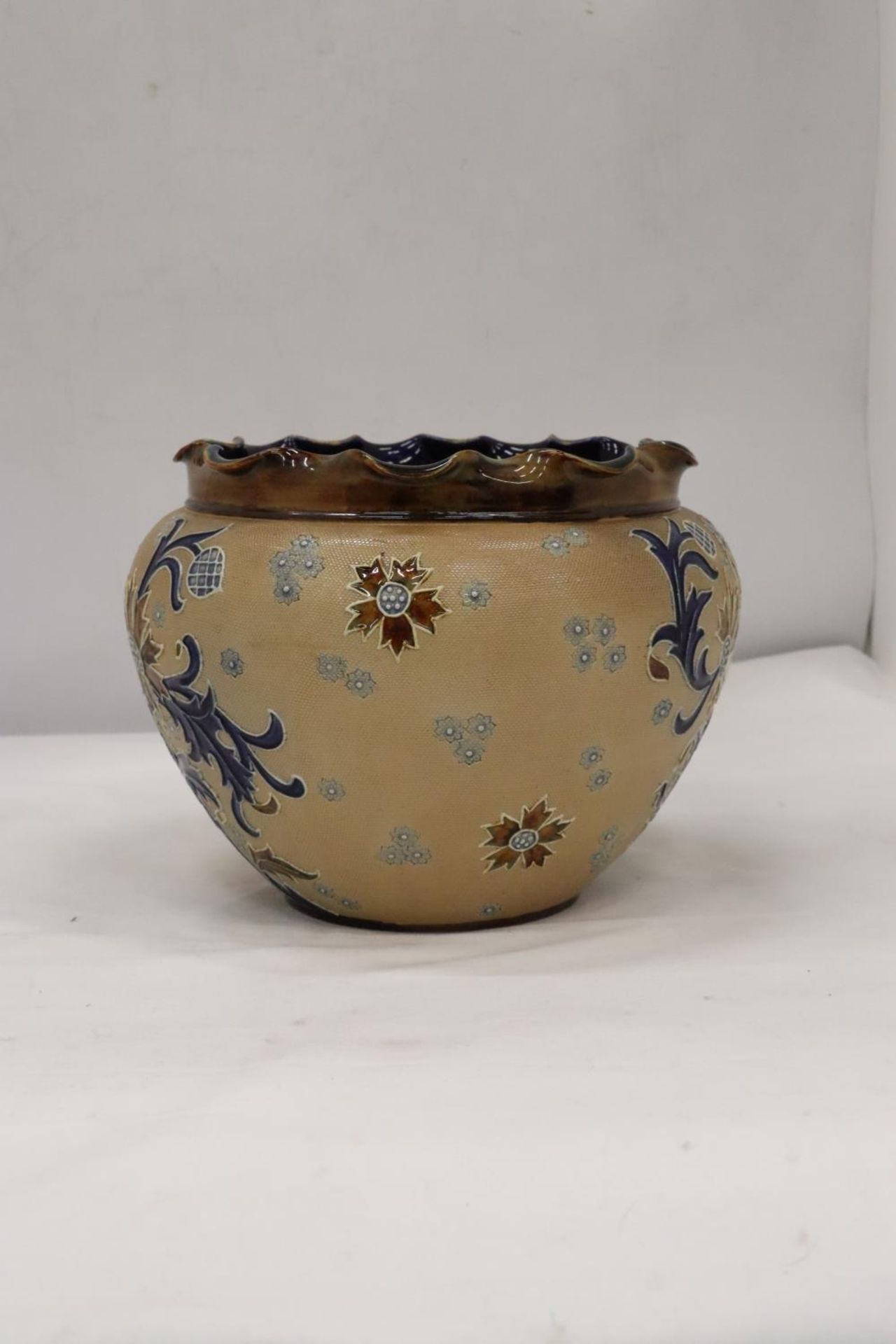 A VINTAGE ROYAL DOULTON SLATERS STONEWARE PLANTER, HEIGHT 18CM, DIAMETER 19CM - Bild 4 aus 6