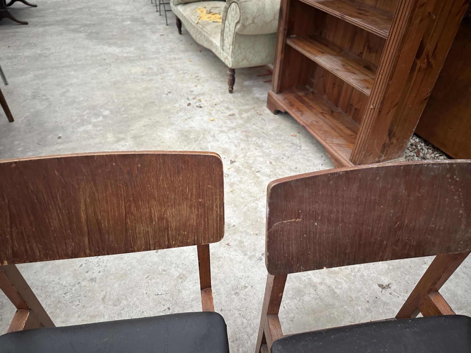 A RETRO TEAK GATE LEG DINING TABLE, 57" X 32.5" OPEN (7.5" CLOSED), AND FOUR CHAIRS - Image 5 of 6