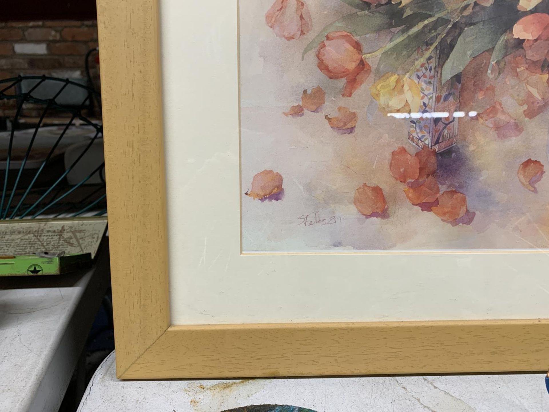 A FRAMED STILL LIFE PRINT OF A VASE OF FLOWERS - Image 2 of 2