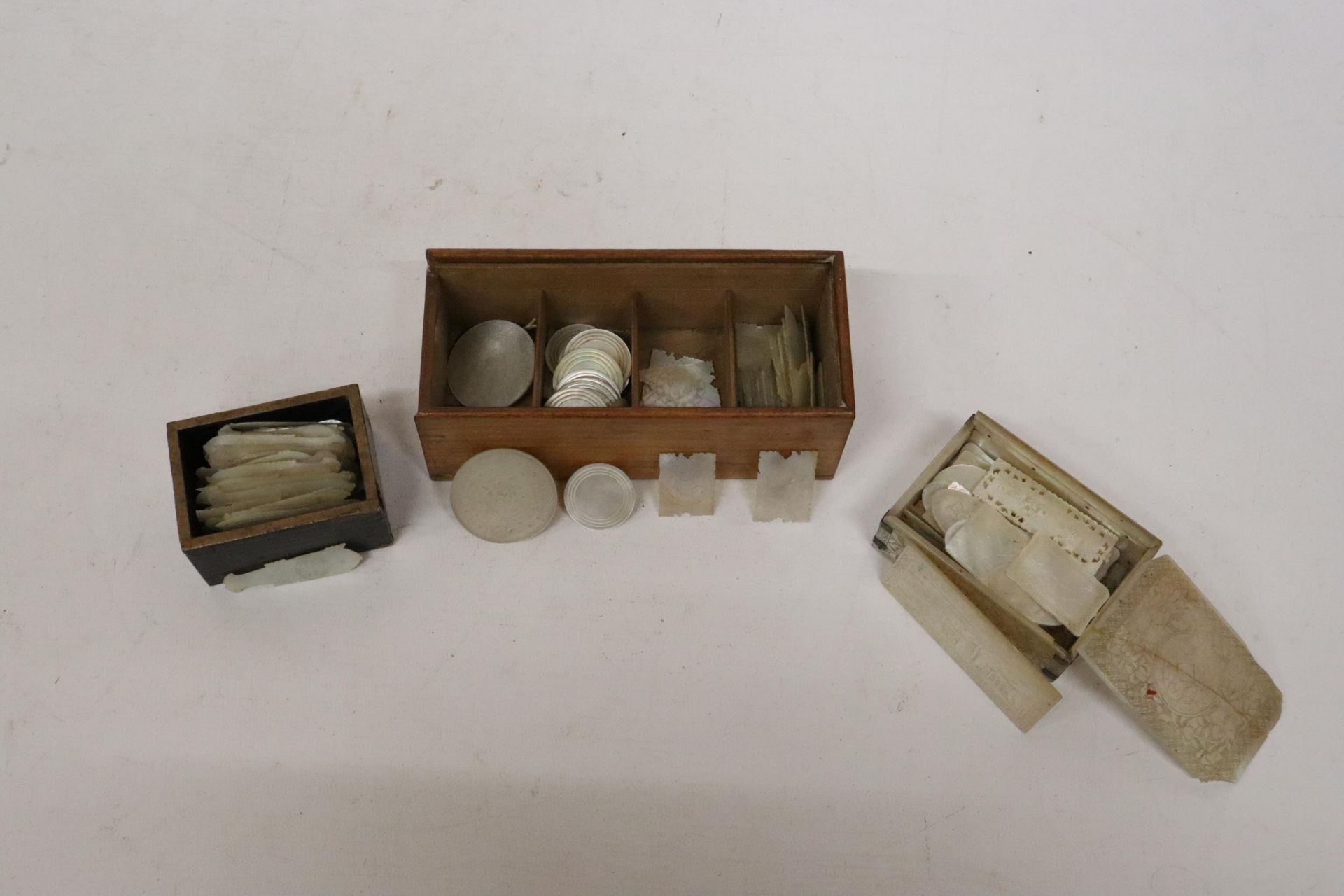 A CHINESE 19TH CENTURY MOTHER OF PEARL BOX CONTAINING GAMING COUNTERS, TWO FURTHER BOXES OF MOTHER - Image 6 of 8