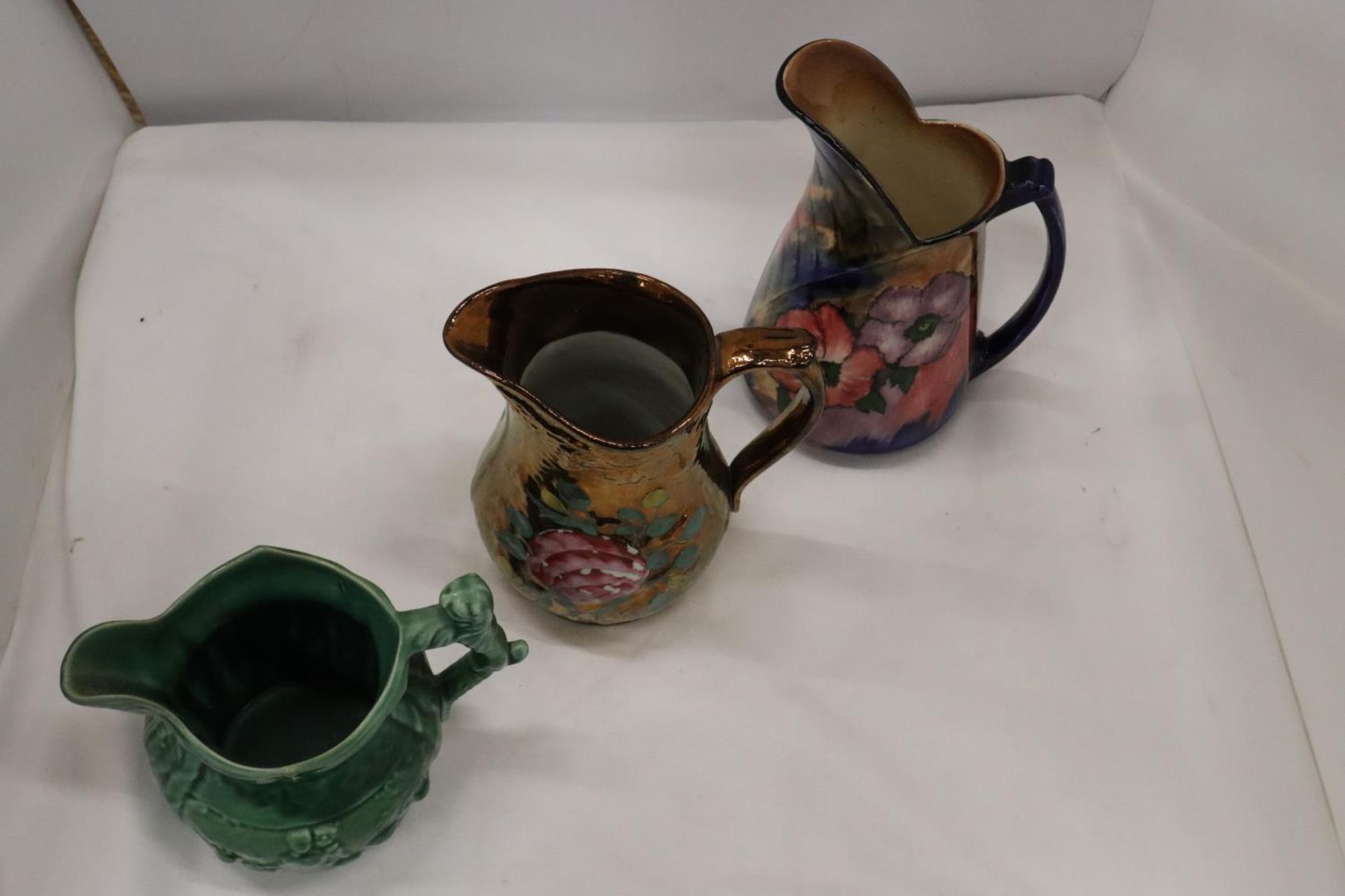 THREE EARLY JUGS TO INCLUDE H & K TUNSTALL, ARTHUR WOOD, ETC - Bild 5 aus 7