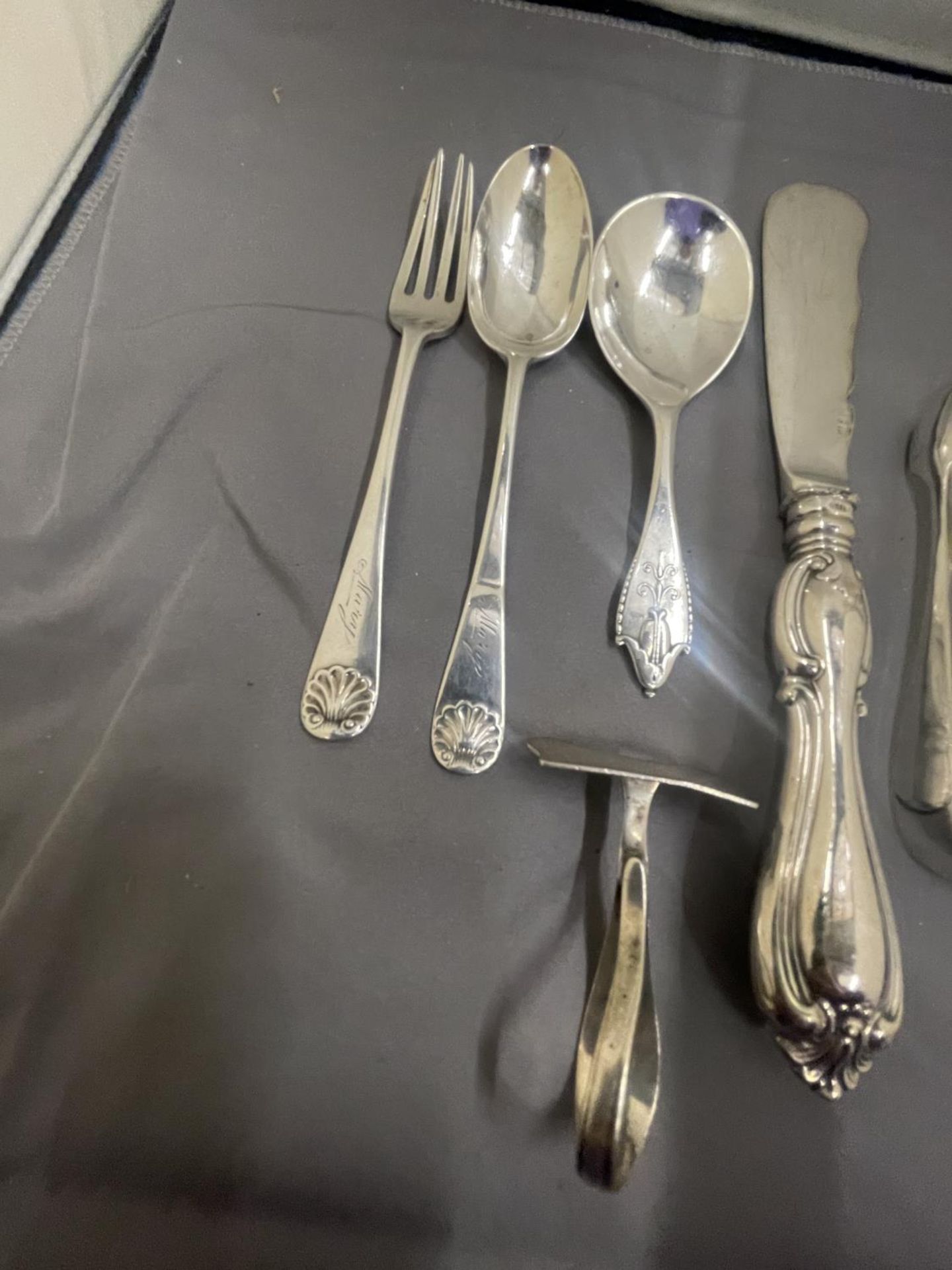 EIGHT VARIOUS MARKED SILVER ITEMS TO INCLUDES SPOONS, NIPS, FORKS ETC GROSS WEIGHT 167 GRAMS - Image 4 of 10