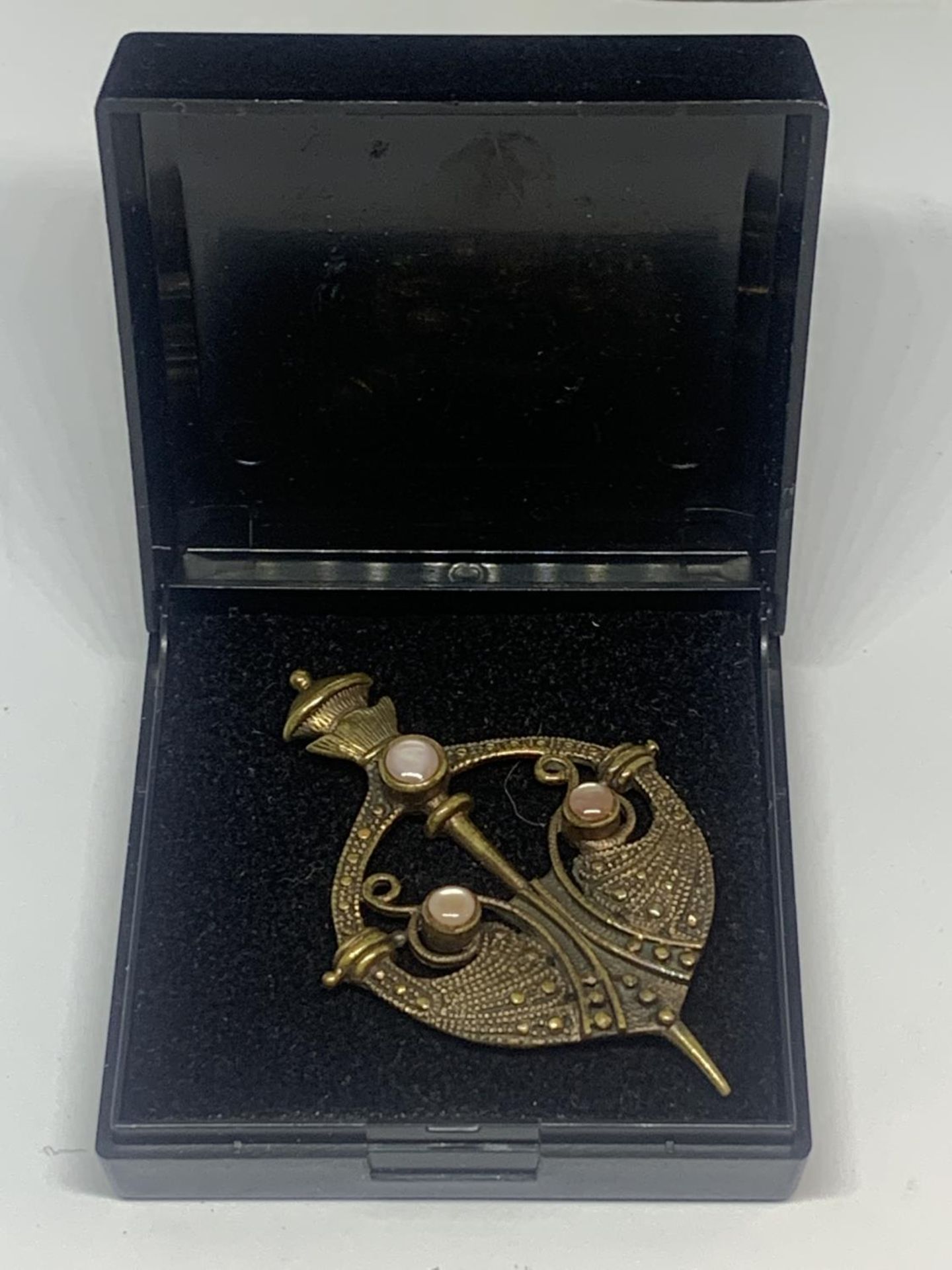 AN ARTS AND CRAFTS COPPER BROOCH IN A PRESENTATION BOX