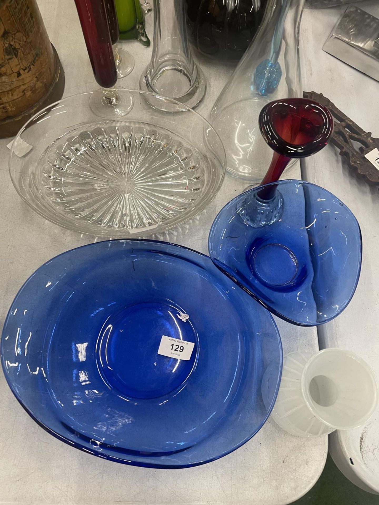 A LARGE QUANTITY OF GLASSWARE TO INCLUDE ART GLASS VASES, BOWLS, ETC - Image 2 of 4