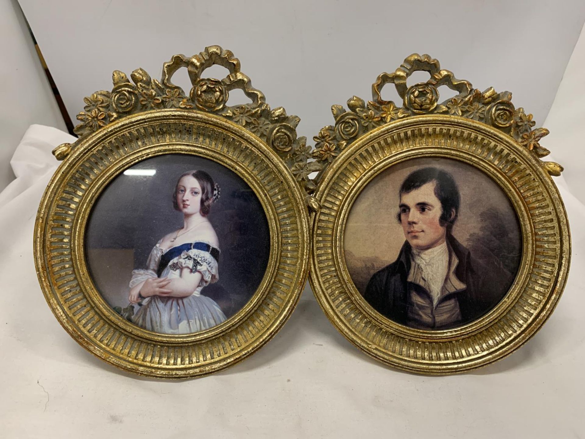 TWO ROUND GILT FRAMED PORTRAIT PRINTS OF A MAN AND A LADY, HEIGHT 24CM - Image 2 of 2