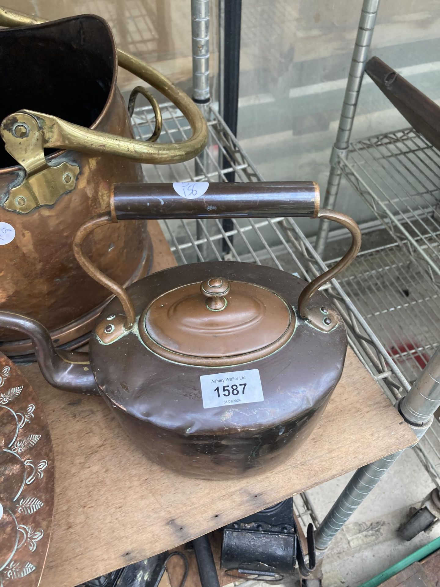 THREE VINTAGE COPPER ITEMS TO INCLUDE A BOWL, COAL BUCKET AND KETTLE - Bild 4 aus 4