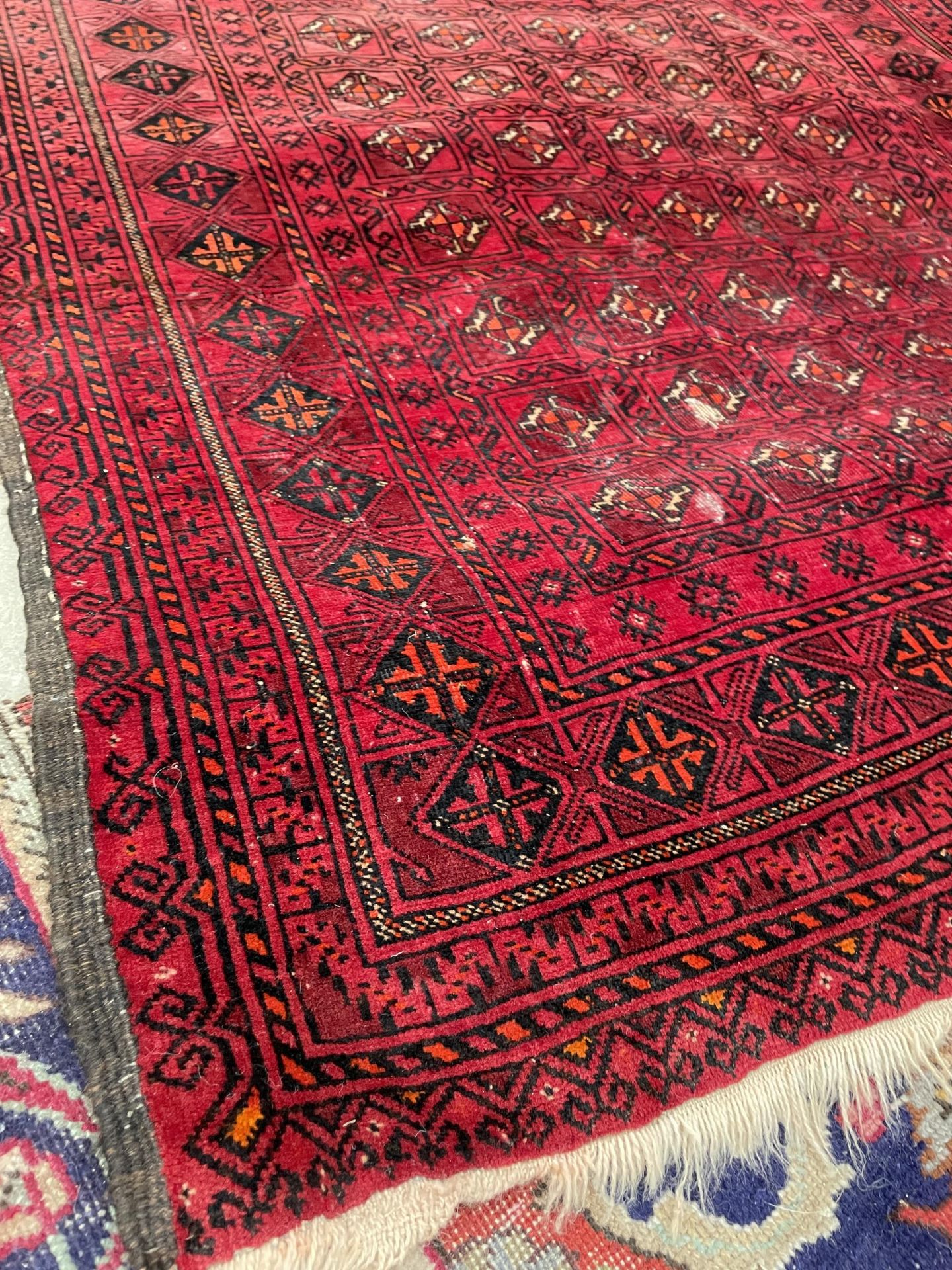 A SMALL RED PATTERNED FRINGED RUG - Image 2 of 3