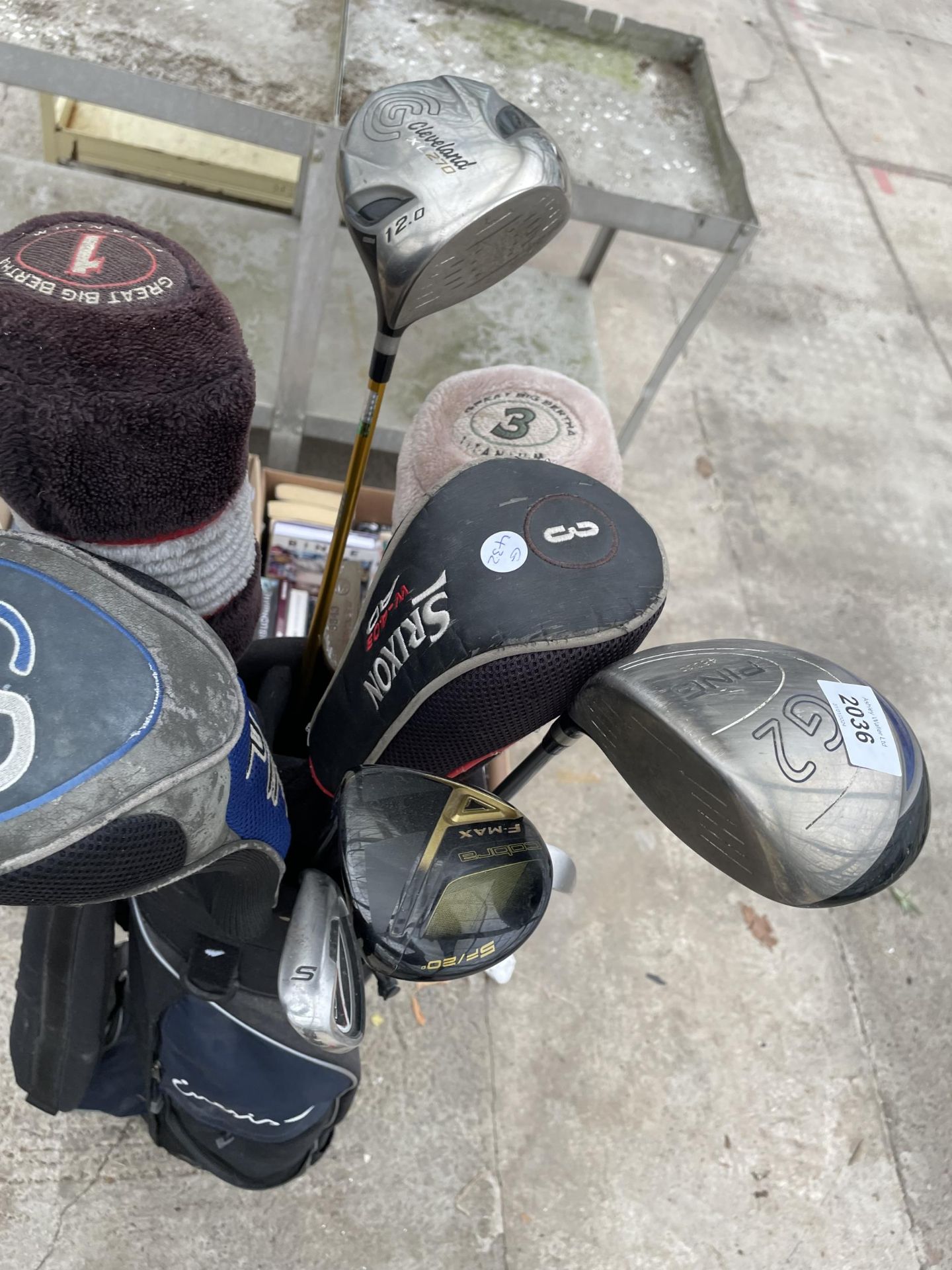 A GOLF BAG WITH AN ASSORTMENT OF GOLF CLUBS TO INCLUDE PING AND COBRA ETC - Bild 3 aus 3