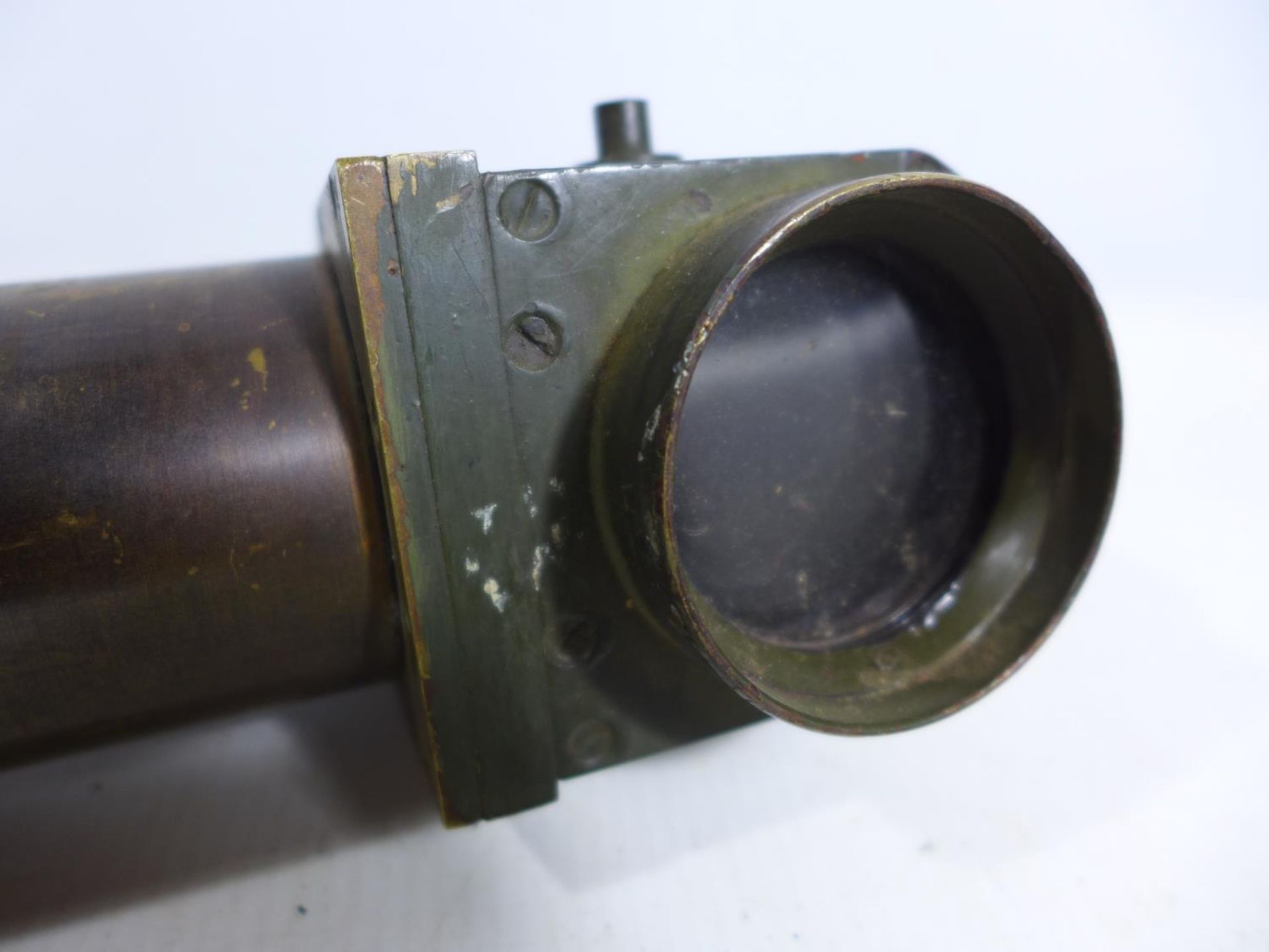 A WORLD WAR II BRASS SIGHTING PERISCOPE NUMBER 14, MK4, LENGTH 43CM - Image 2 of 4