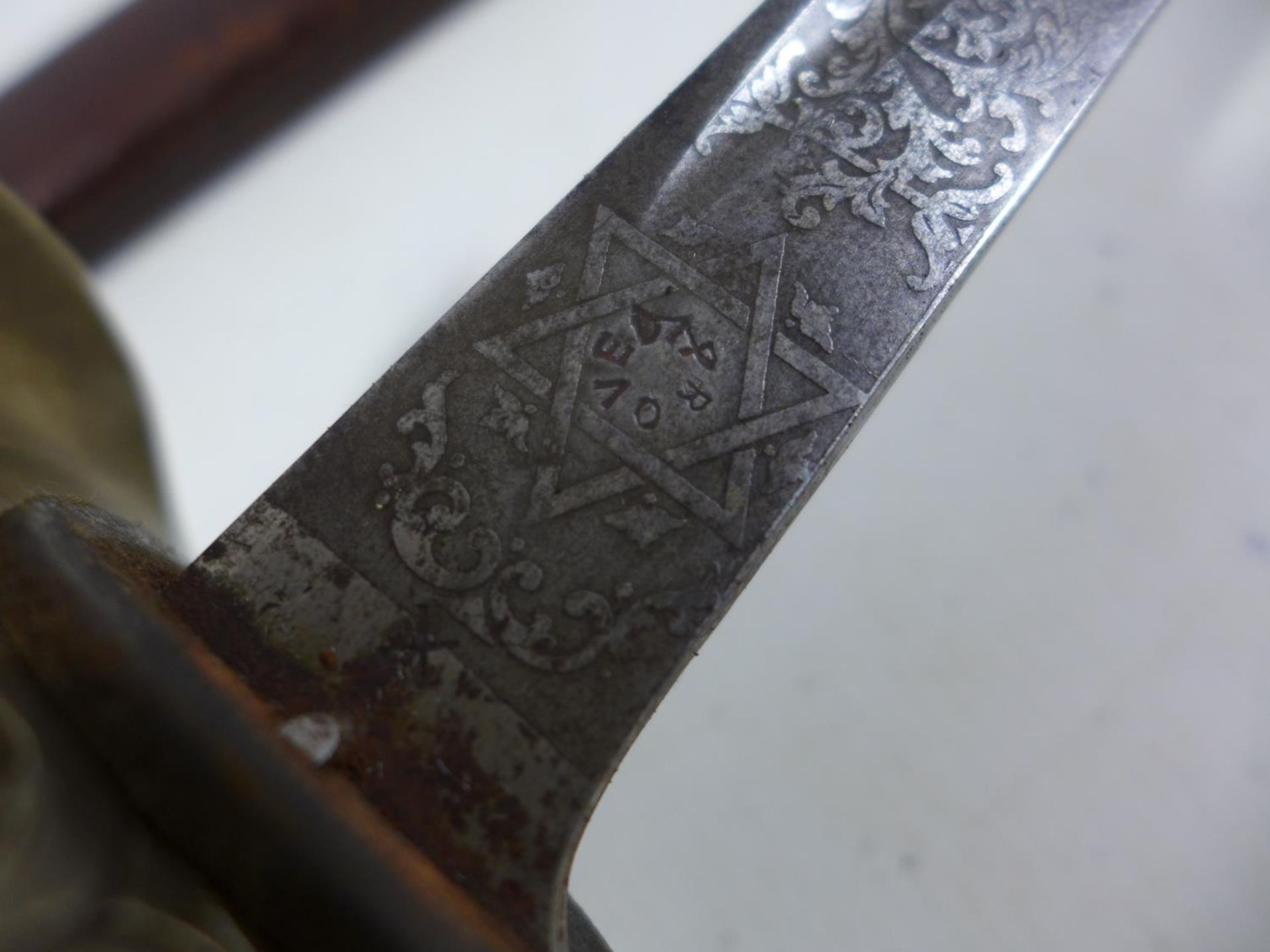 A GEORGE V 1912 PATTERN CAVALRY OFFICERS SWORD AND SCABBARD, 89CM BLADE WITH ACID ETCHED DECORATION, - Image 5 of 9