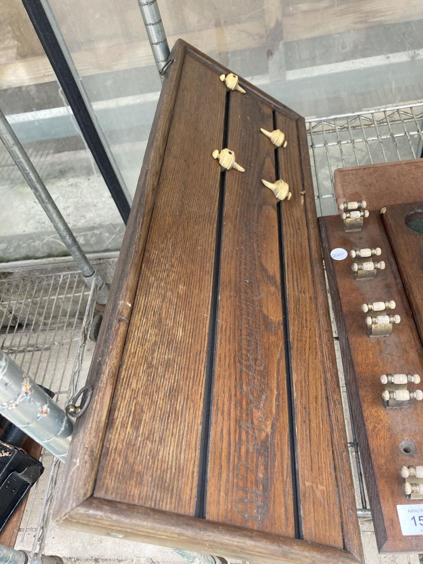 A VINTAGE WOODEN SNOOKER CUE STAND AND A SNOOKER SCORE BOARD - Image 3 of 3