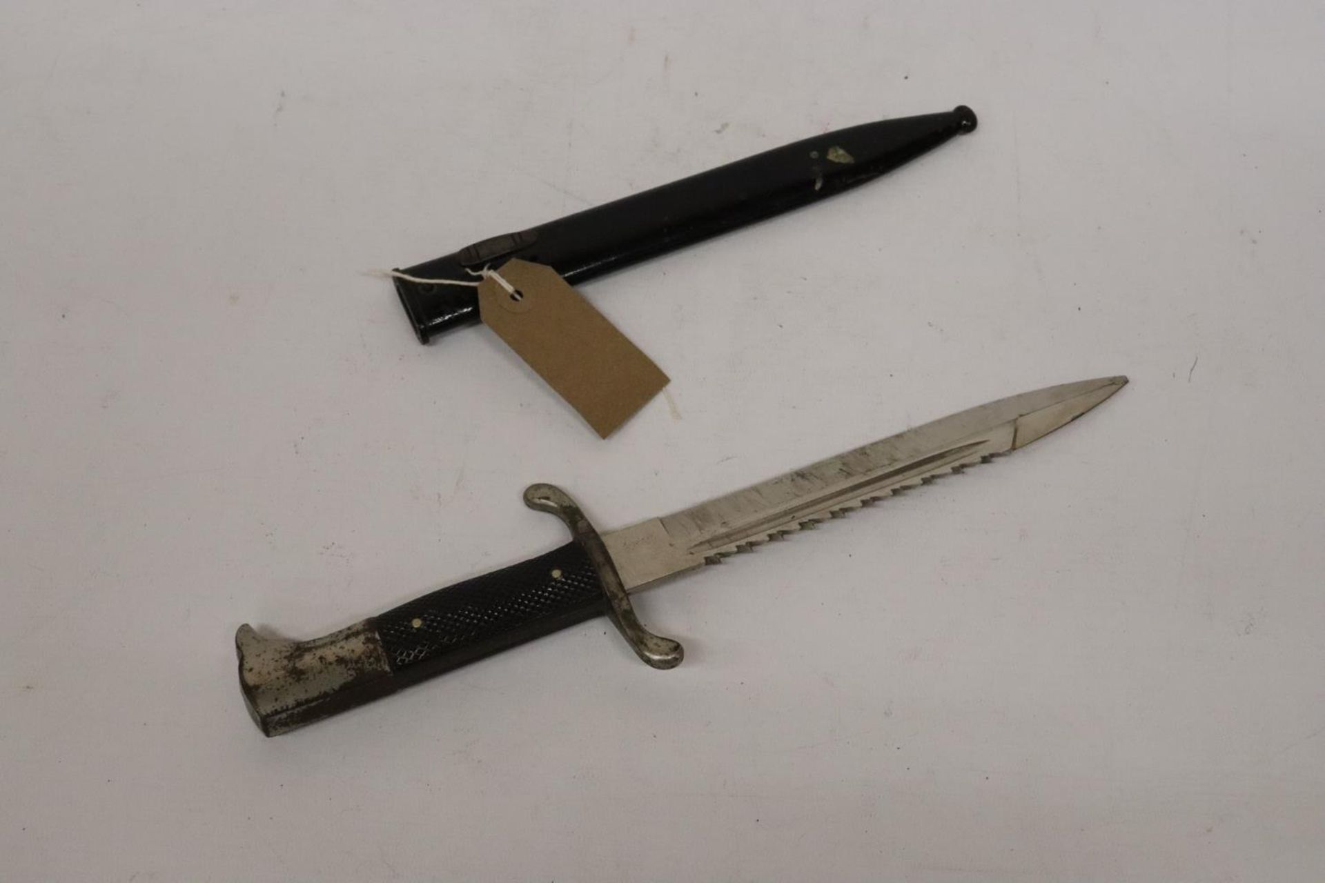 A WORLD WAR II NAZI GERMANY KNIFE AND SCABBARD, 19.5CM SAWBACK BLADE, LENGTH 35CM - Image 2 of 5