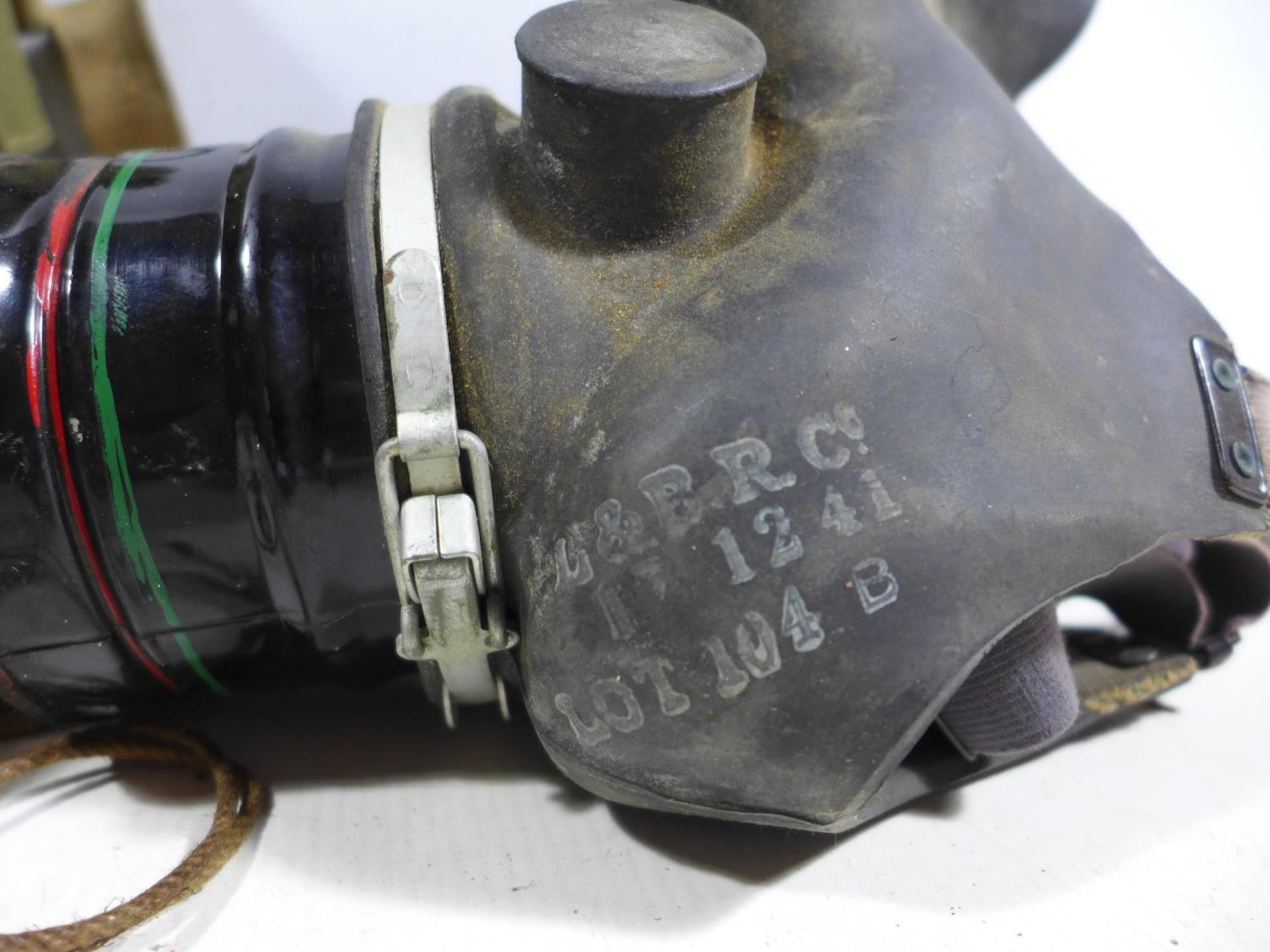 A WORLD WAR II GAS MASK AND BAG - Bild 2 aus 3