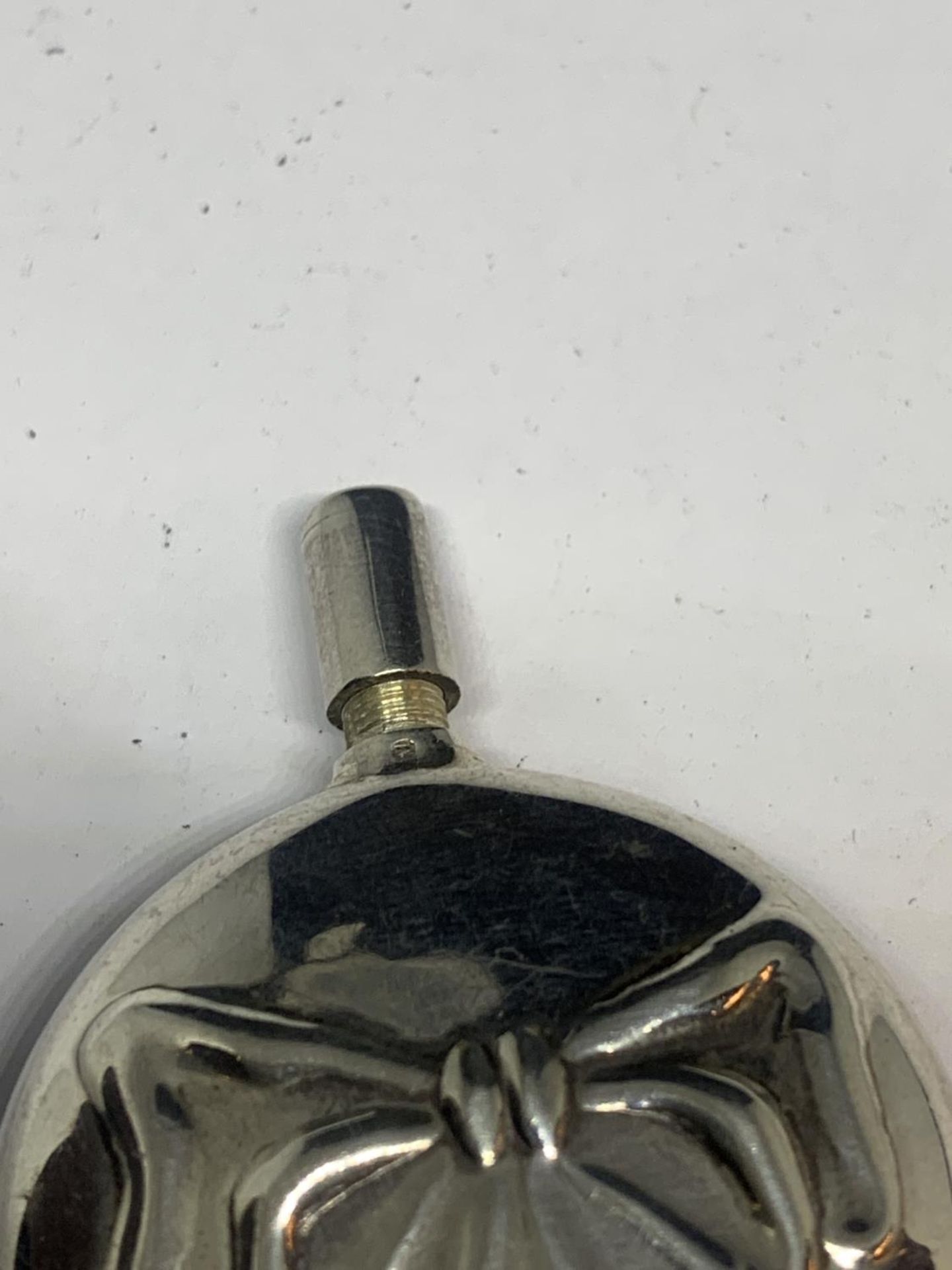 A HALLMARKED LONDON SILVER PERFUME BOTTLE - Image 3 of 5