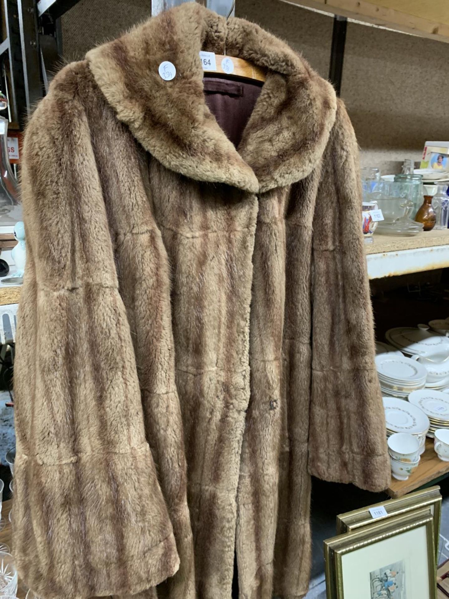 A VINTAGE FUR COAT - Image 2 of 3