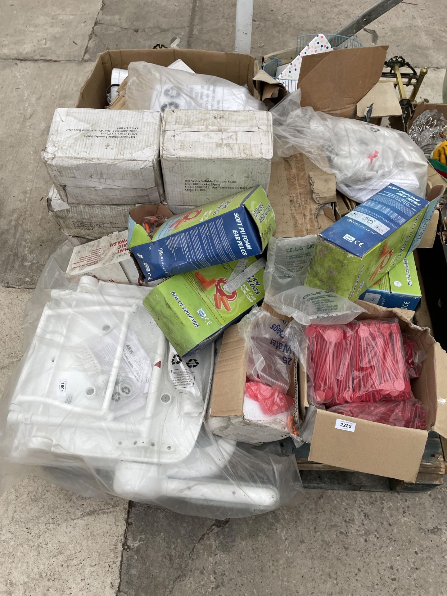 AN ASSORTMENT OF HOUSEHOLD CLEARANCE ITEMS