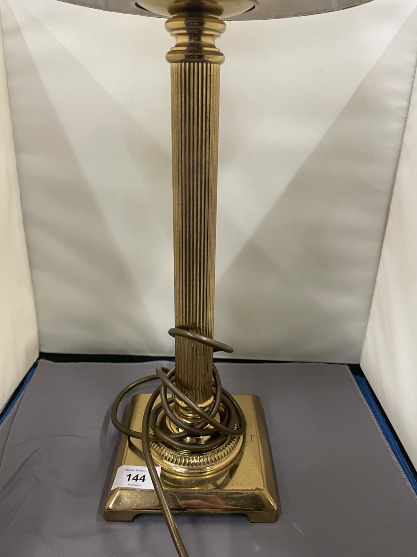 A VINTAGE BRASS TABLE LAMP WITH COLUMN BASE AND SHADE, HEIGHT 53CM - Image 3 of 3
