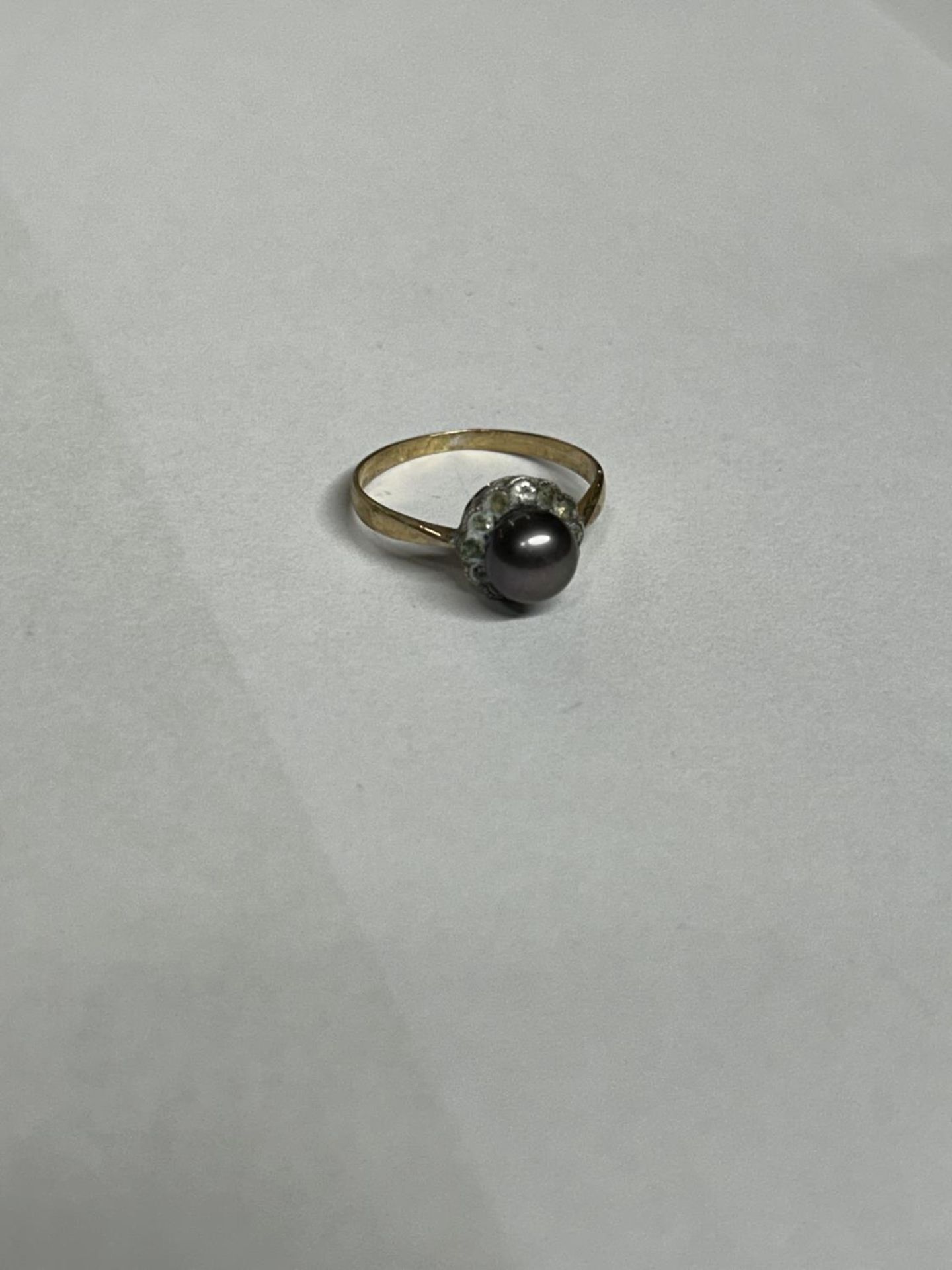 AN 18CT YELLOW GOLD PEARL AND CLEAR STONE RING, SIZE N - Image 2 of 3