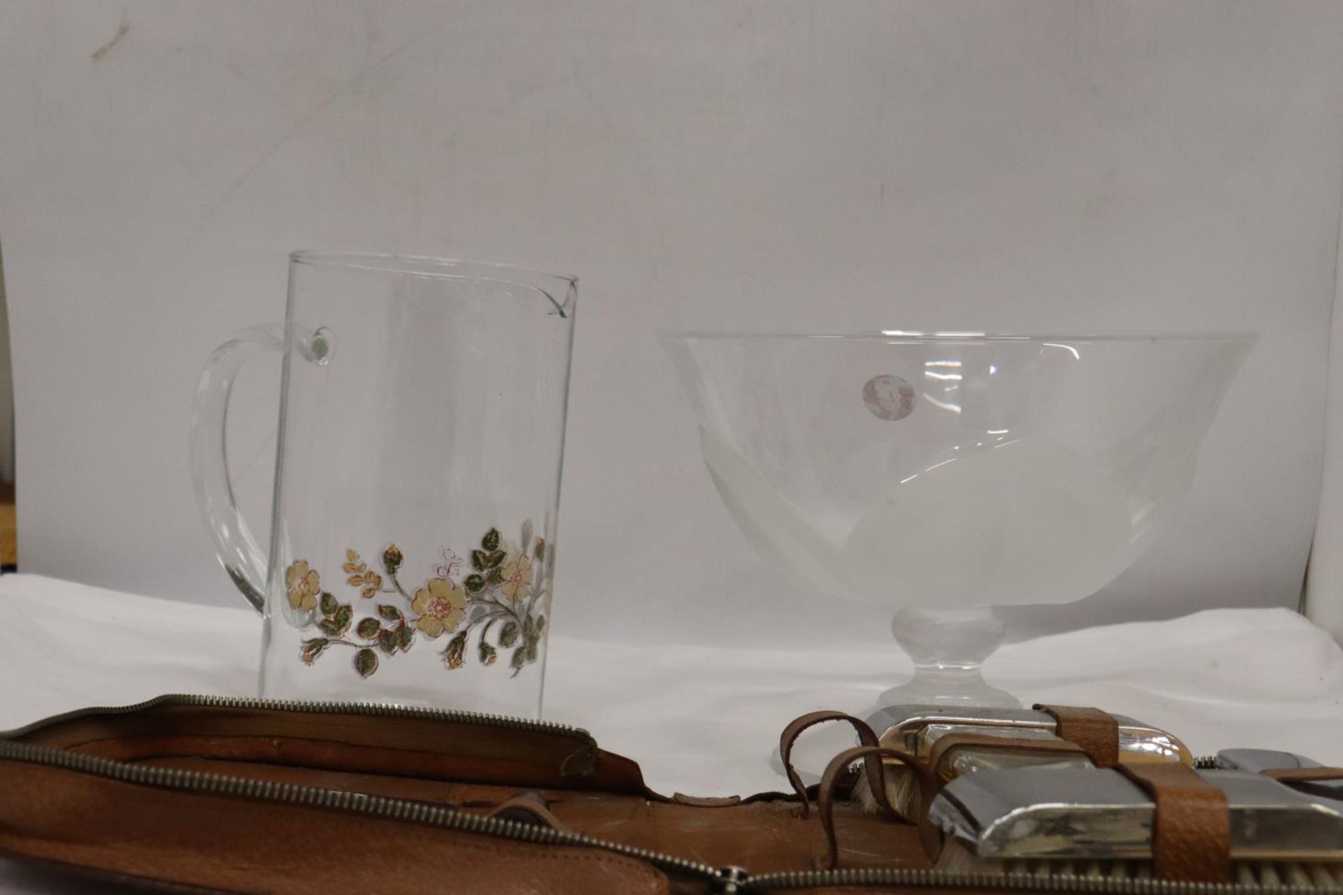 THREE ITEMS TO INCLUDE A GLASS BOWL, DECORATIVE GLASS JUG AND A GENTS TRAVEL CASE - Image 3 of 6
