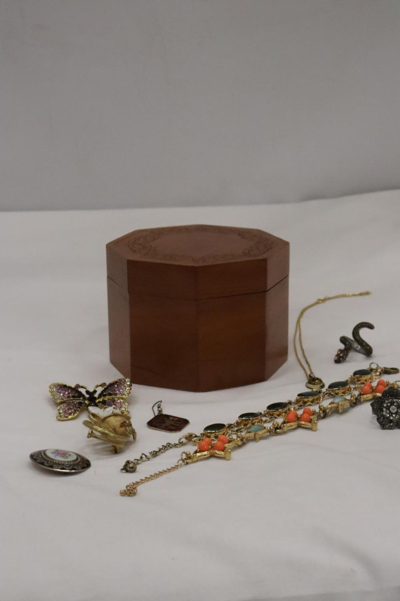 A QUANTITY OF VINTAGE AND MODERN COSTUME JEWELLERY TO INCLUDE BRACELETS, CHAINS, BROOCHES, RINGS, - Image 2 of 4