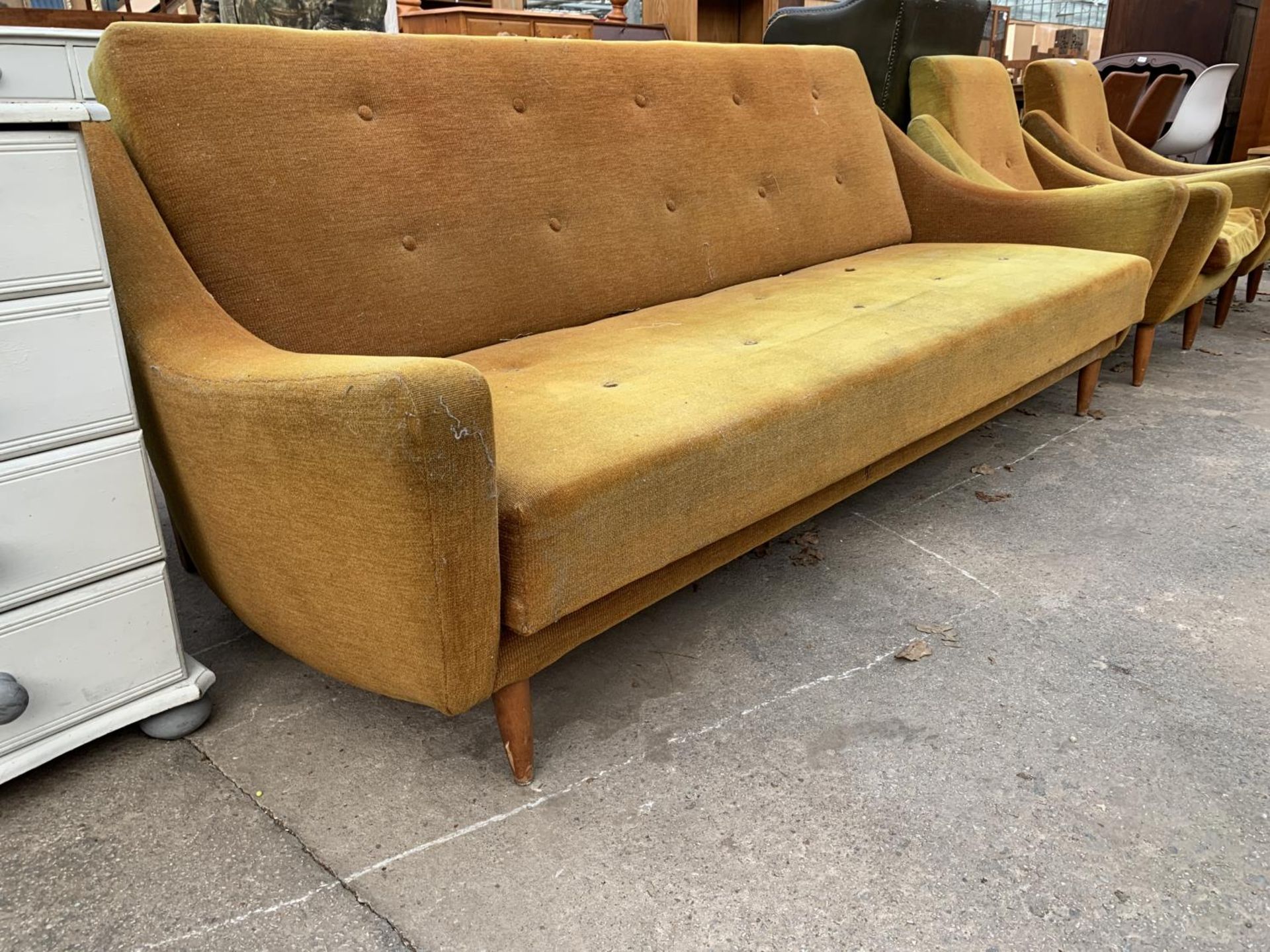A RETRO DANISH BED SETTEE WITH SWEPT ARMS ON TAPERING LEGS WITH BUTTON BACK - Image 2 of 4