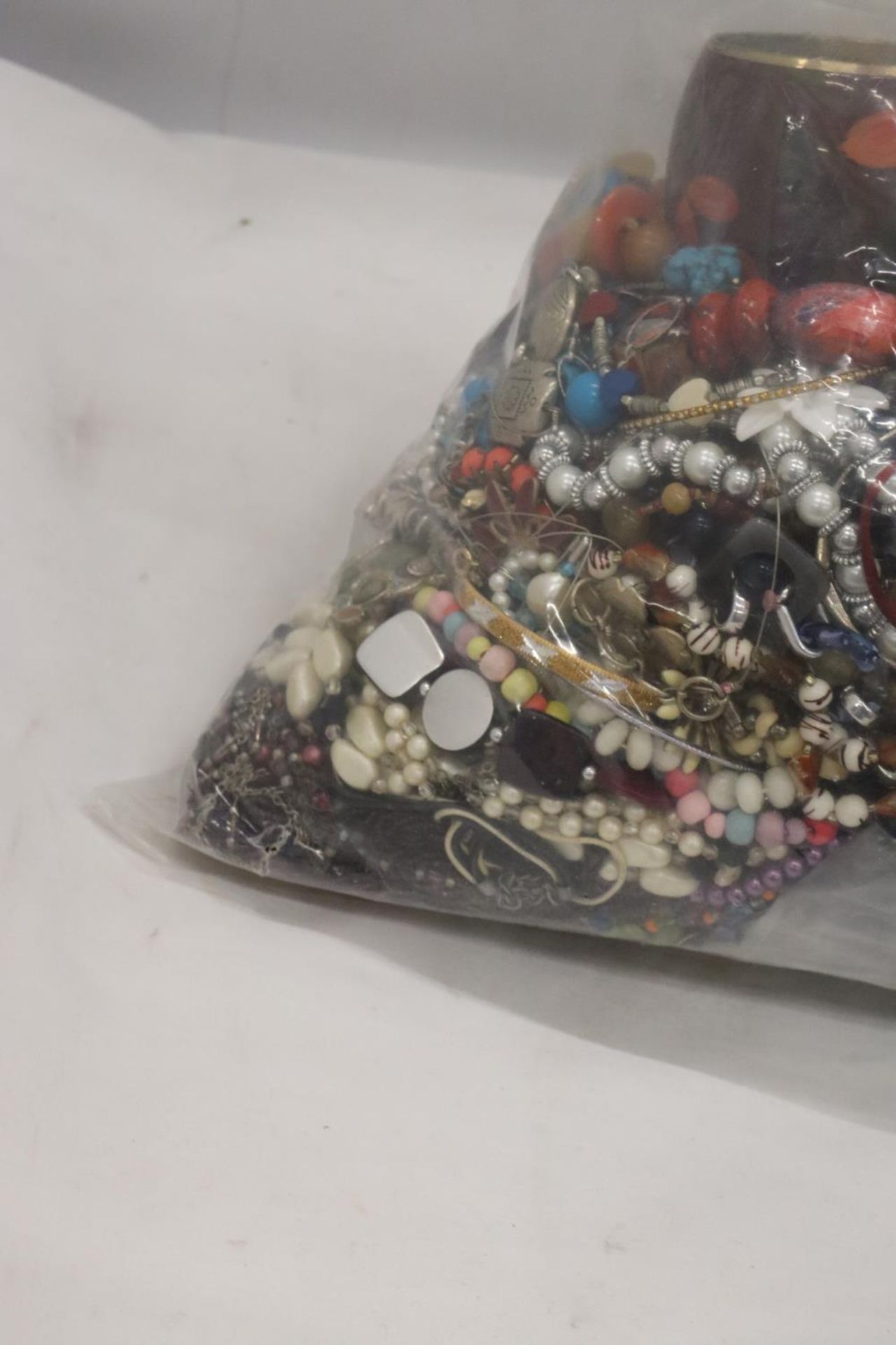 A LARGE QUANTITY OF UNSORTED COSTUME JEWELLERY - 5KG - Image 2 of 4
