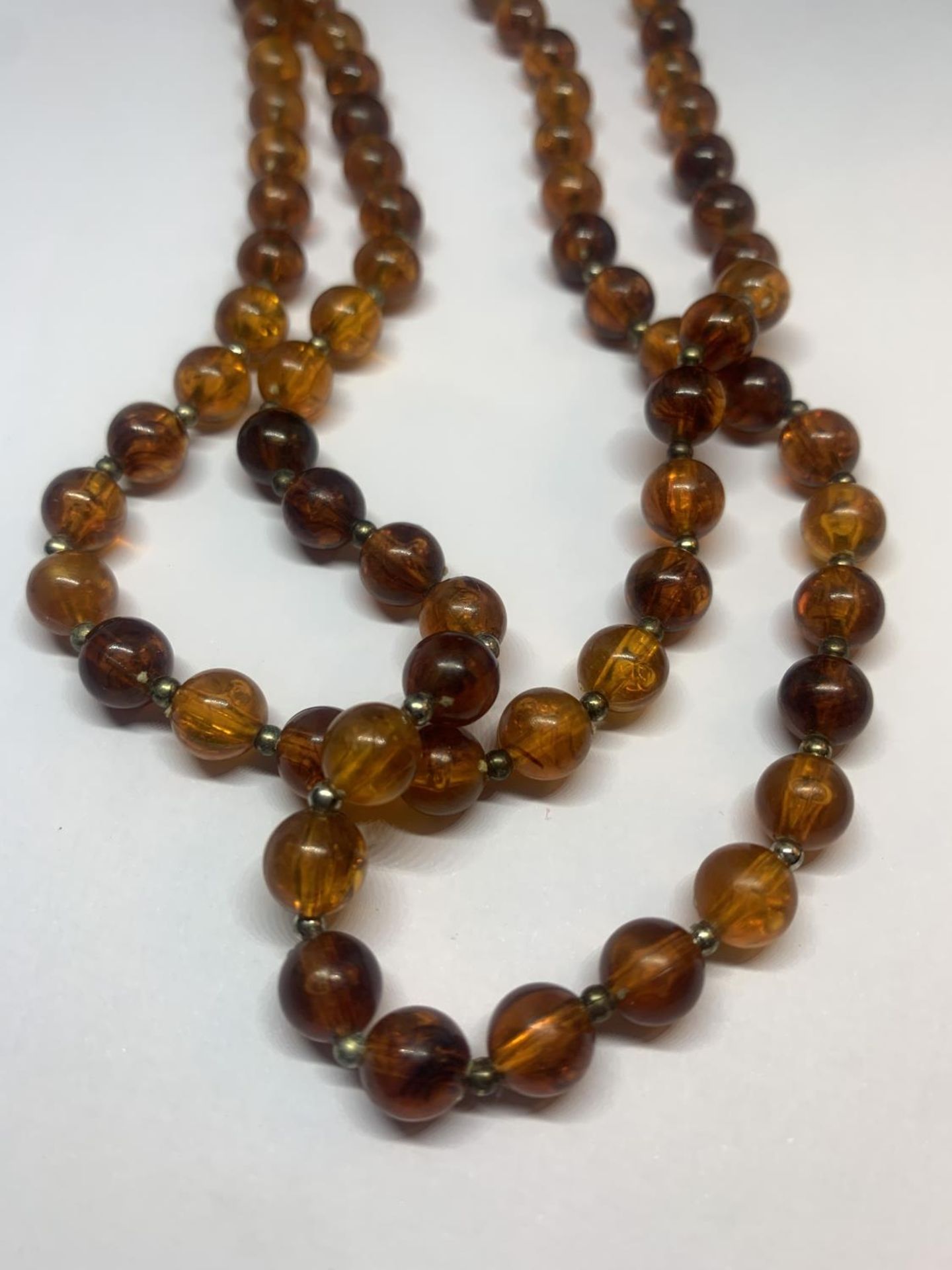 AN AMBER NECKLACE - Image 2 of 3
