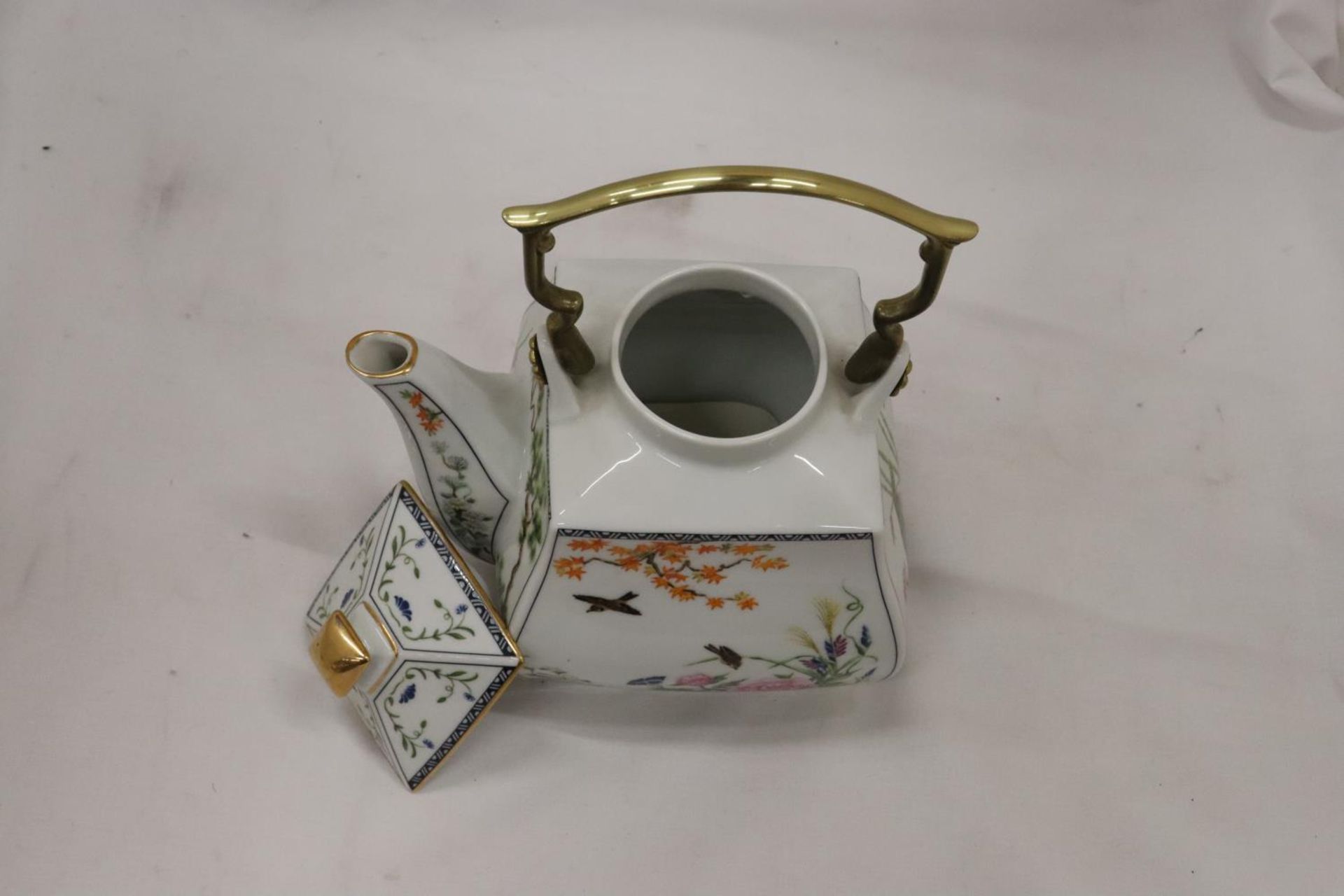 A FRANKLIN PORCELAIN 'THE BIRDS AND FLOWERS OF THE ORIENT' TEAPOT BY NAOKO NOBATA WITH 22CT GOLD - Image 6 of 7