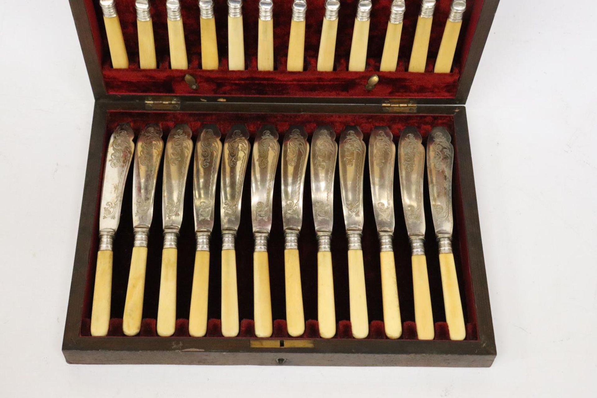 A VINTAGE SET OF FISH KNIVES AND FORKS IN A MAHOGANY BOX WITH HALLMARKED SILVER COLLARS - Bild 3 aus 4