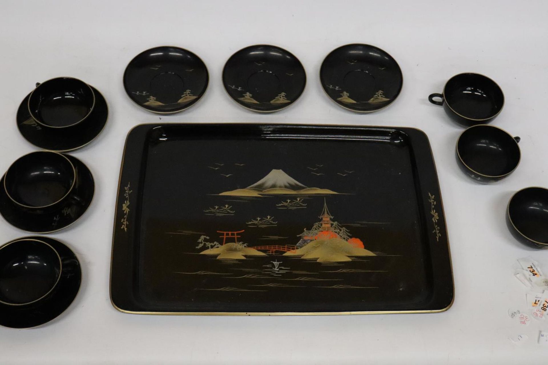 AN ORIENTAL HANDPAINTED, LACQUERED TRAY WITH SIX CUPS AND SAUCERS - Image 4 of 5