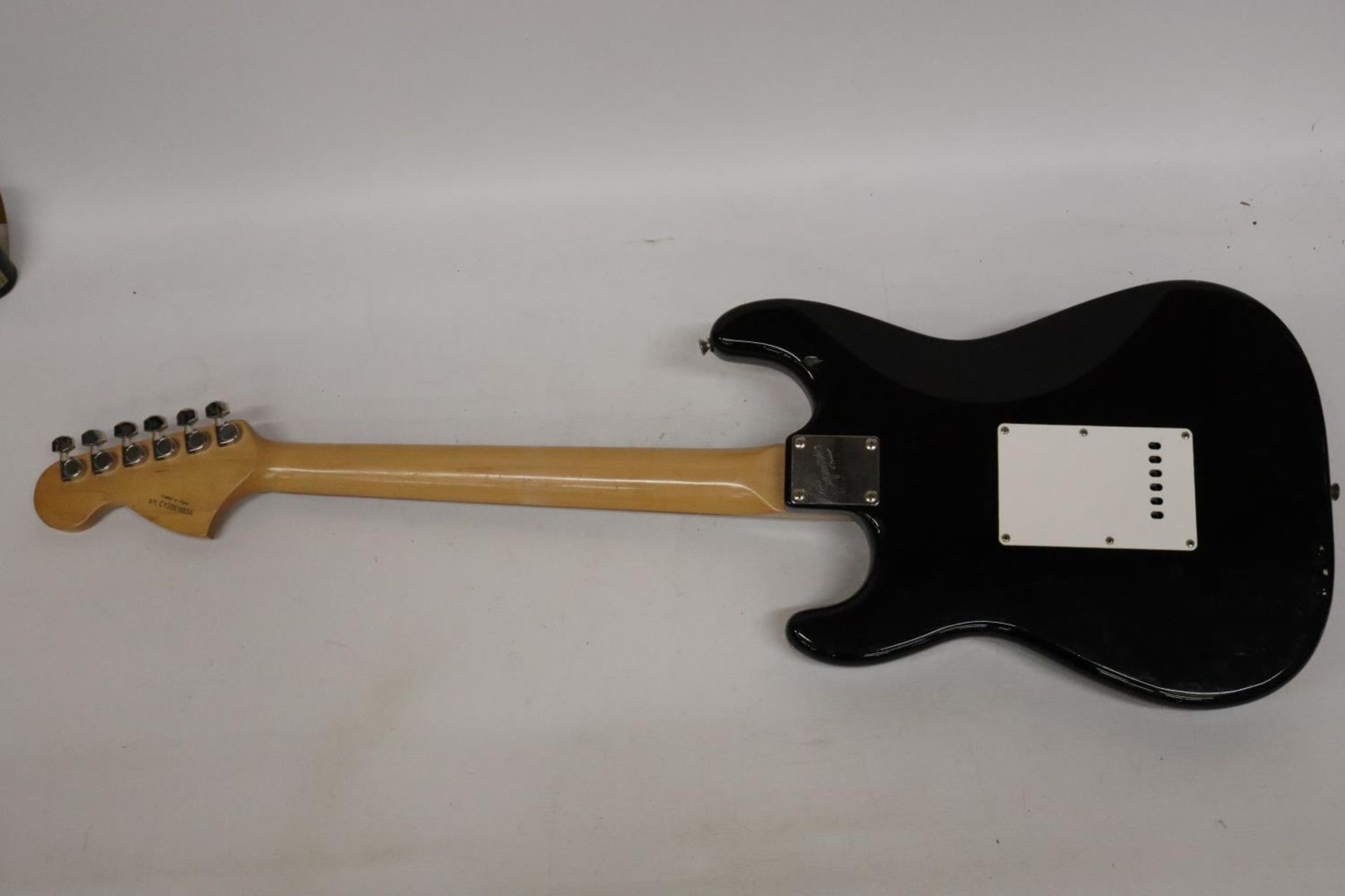 A SQUIER STRAT FENDER ELECTRIC GUITAR - Image 3 of 6