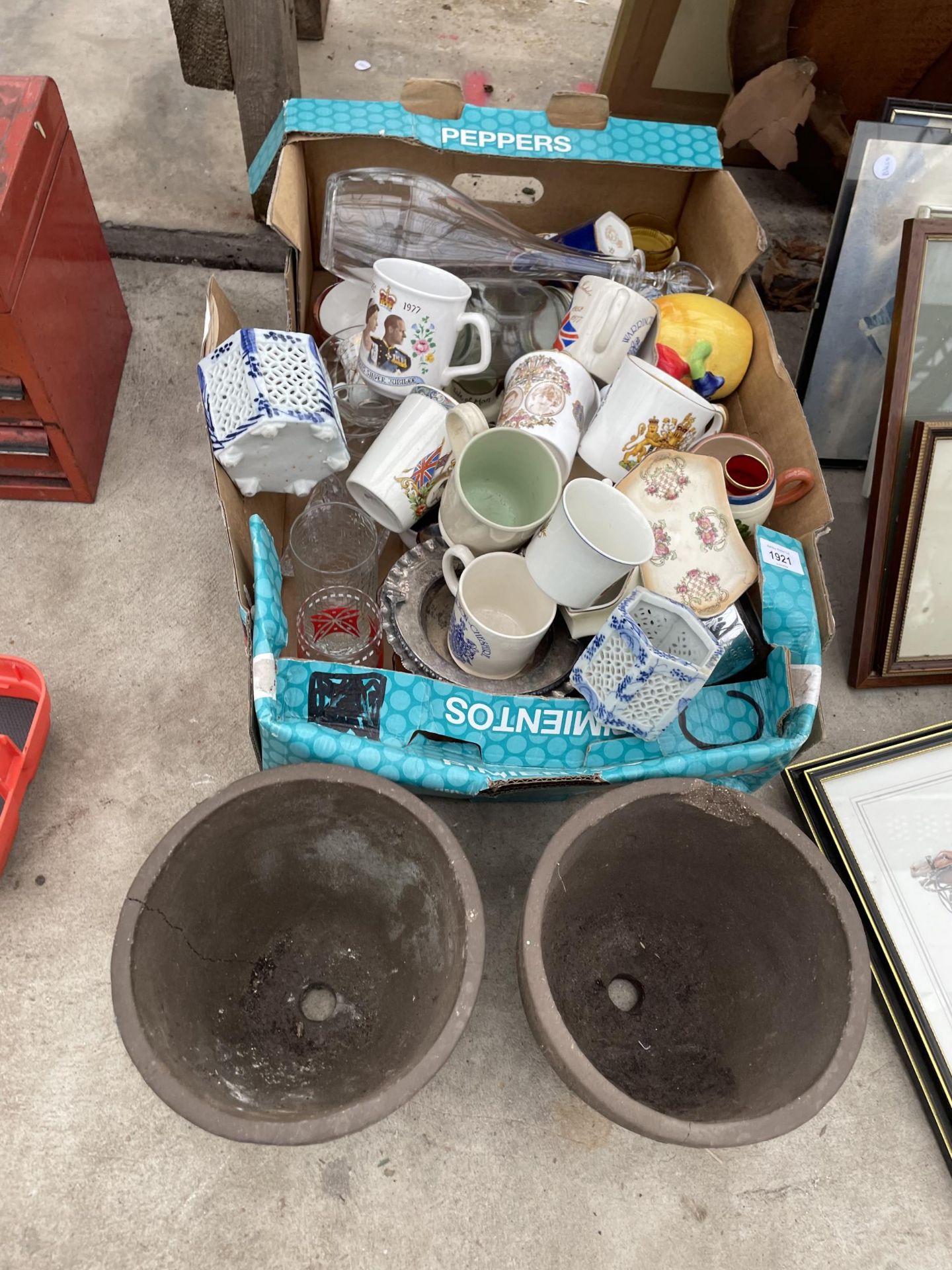 AN ASSORTMENT OF ITEMS TO INCLUDE CERAMICS AND GLASSWARE ETC