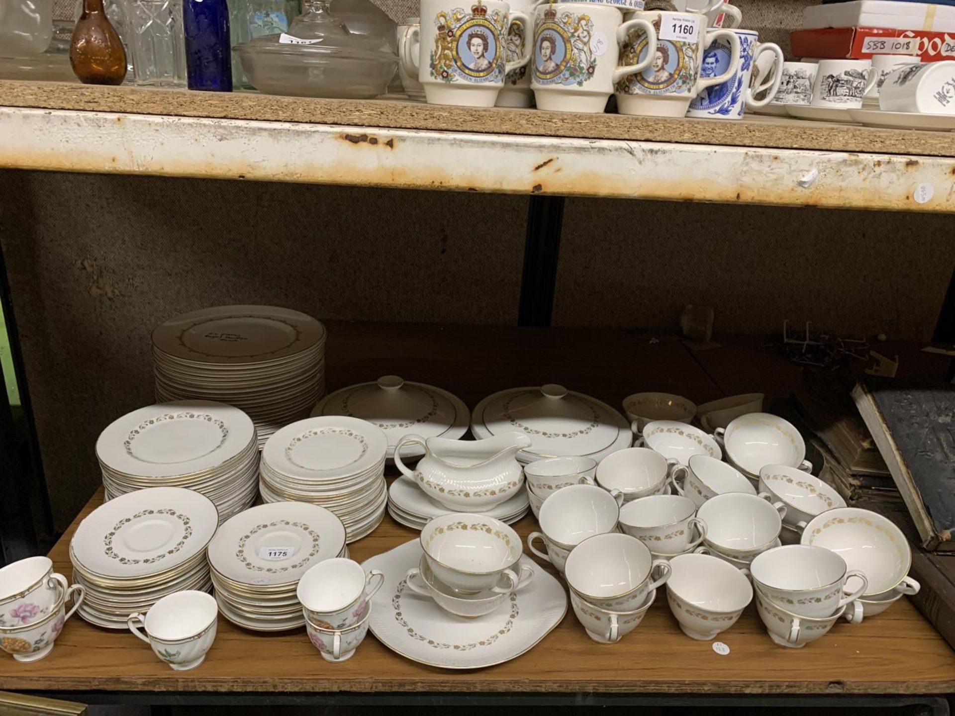 A LARGE QUANTITY OF ROYAL DOULTON 'FAIRFAX' AND 'RONDO' DINNER WARE TO INCLUDE VARIOUS SIZES OF