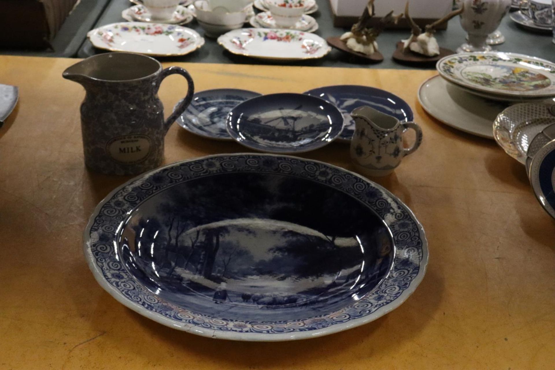 A LARGE VINTAGE BLUE AND WHITE DELFT BOWL, DIAMETER 39CM - A/F, ONE PART OF THE RIM HAS BEEN - Bild 2 aus 7