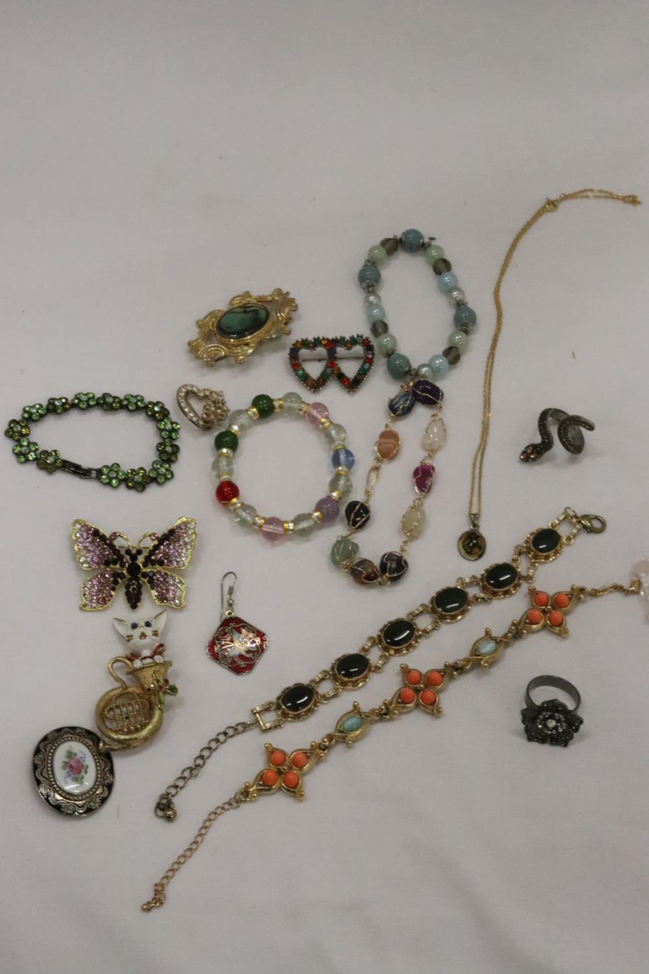 A QUANTITY OF VINTAGE AND MODERN COSTUME JEWELLERY TO INCLUDE BRACELETS, CHAINS, BROOCHES, RINGS, - Bild 3 aus 4