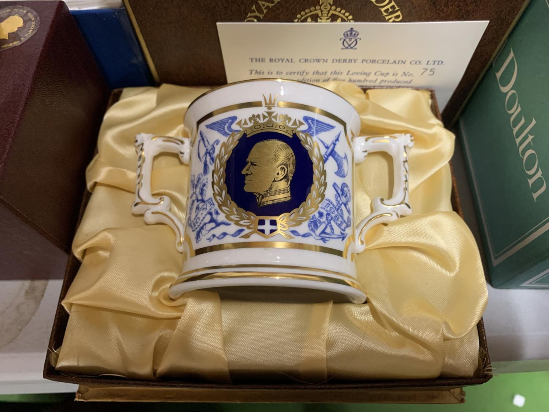 A QUANTITY OF BOXED CHINA AND CERAMICS TO INCLUDE ROYAL DOULTON CHRISTMAS CUPS AND SAUCERS, A - Image 4 of 6