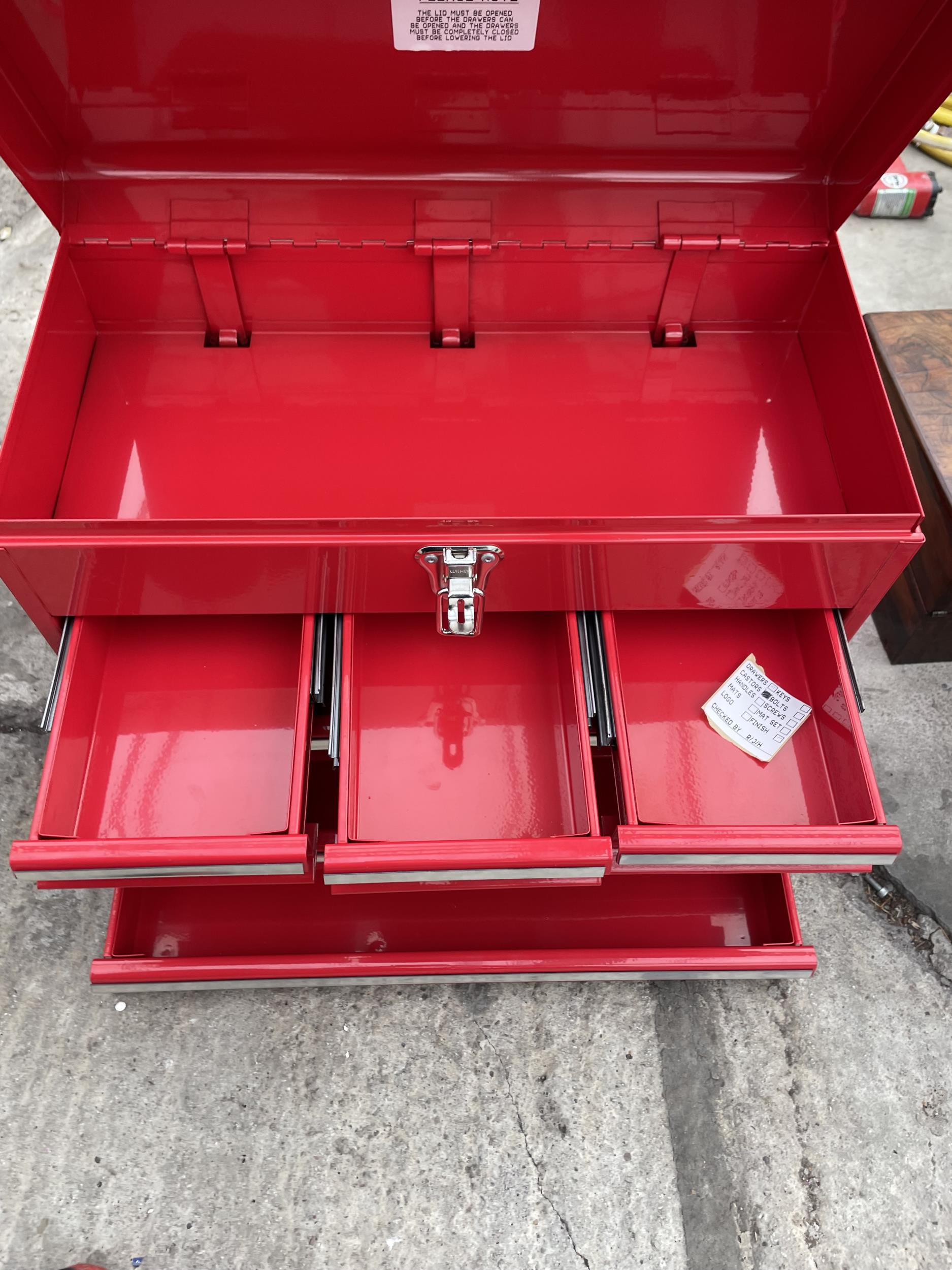 A RED METAL WORKSHOP TOOL BOX WITH SIX DRAWERS AND A TOP STORAGE COMPARTMENT - Image 4 of 4