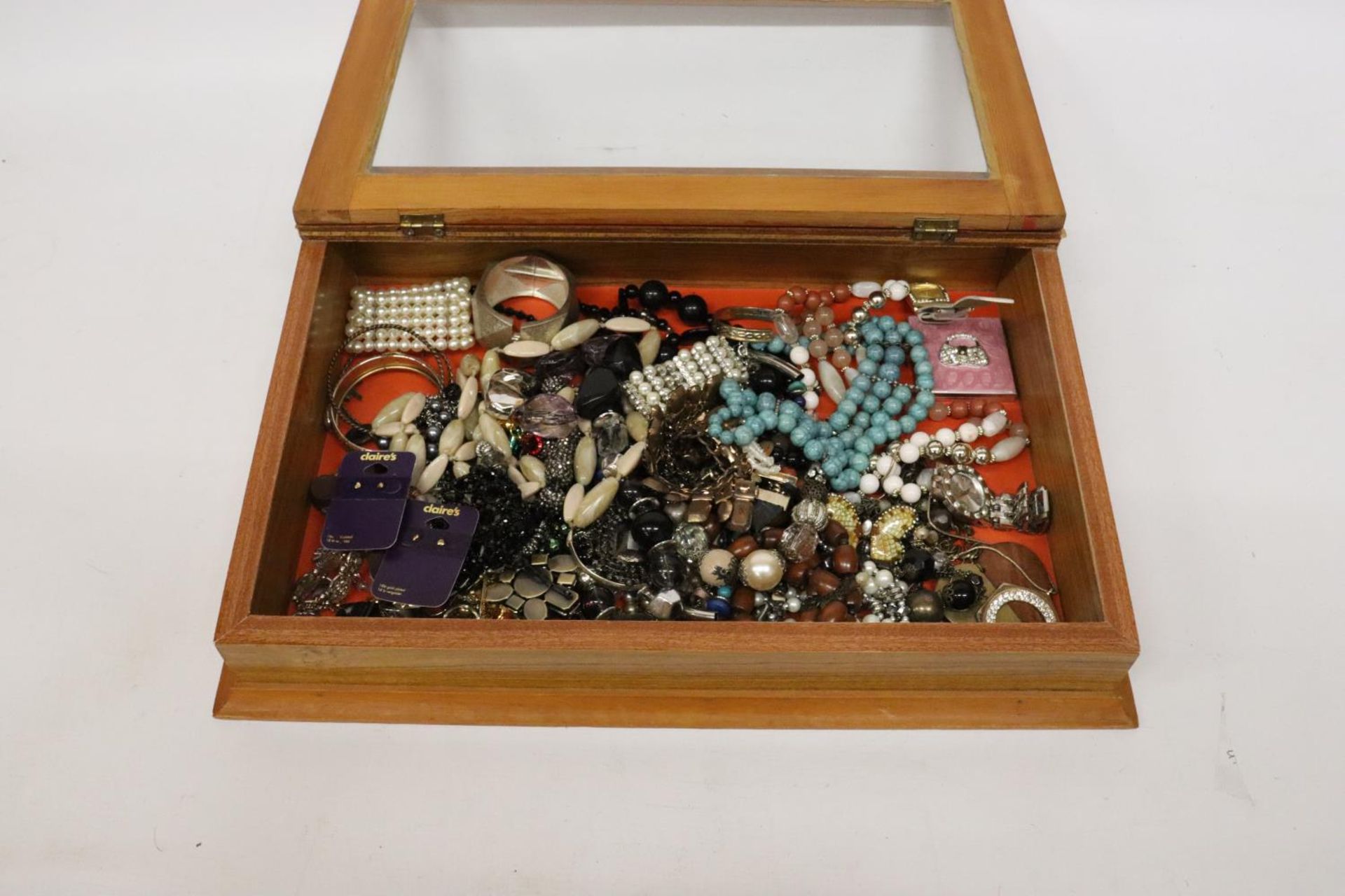 A QUANTITY OF COSTUME JEWELLERY IN A GLASS TOPPED DISPLAY CASE - Image 2 of 6