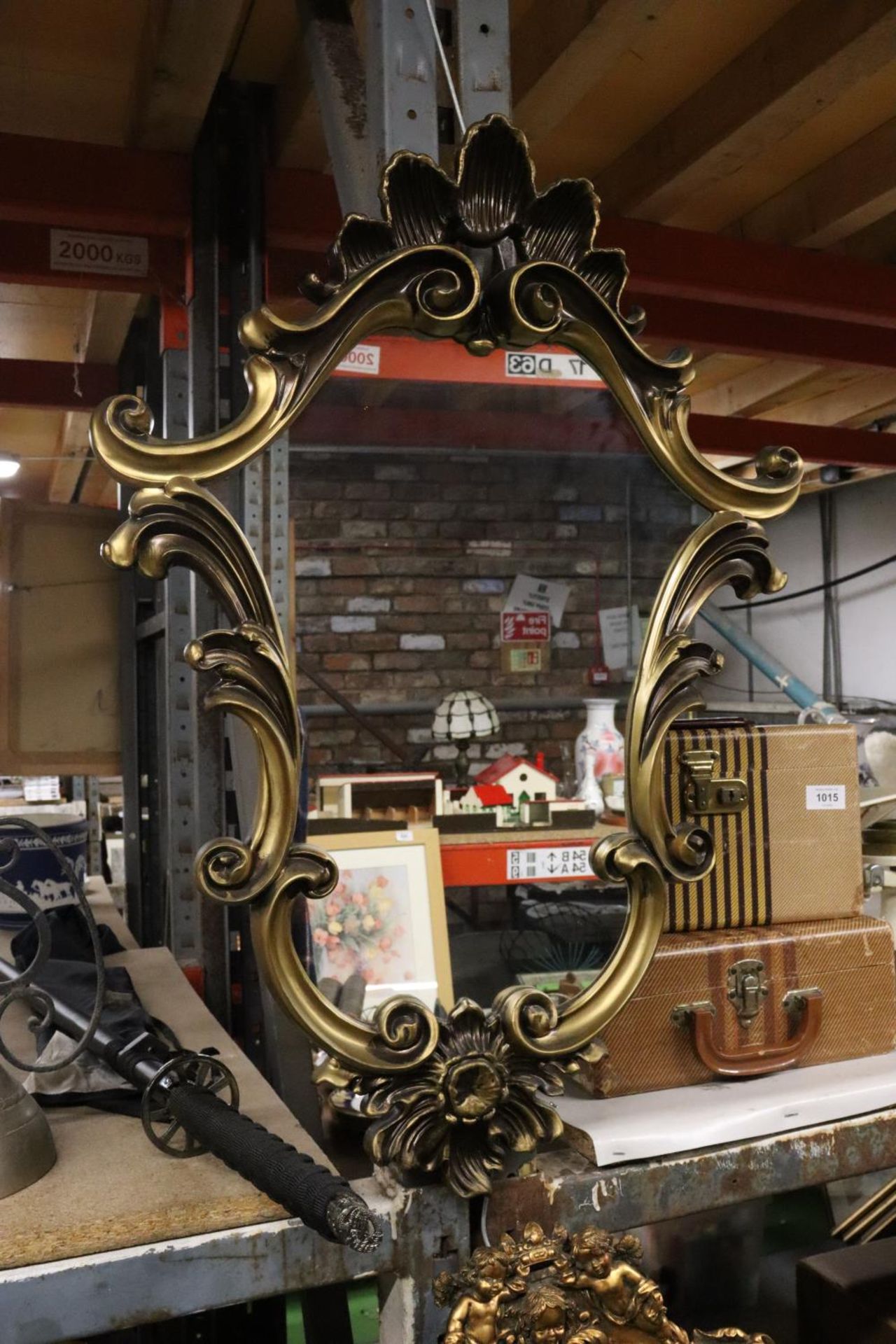 A VINTAGE GILT FRAMED SHIELD SHAPED MIRROR, 50CM X 71CM - Image 2 of 3