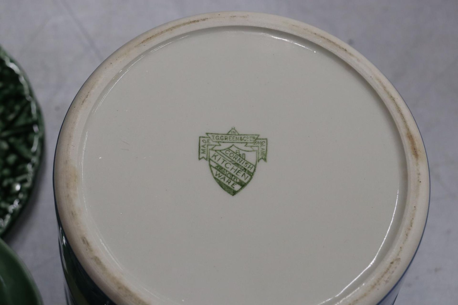 A T G GREEN CORNISH WARE JAR AND A PORTUGUESE SECTIONED HORS D'OEUVRES DISH WITH SIX SIDE PLATES - Image 6 of 6