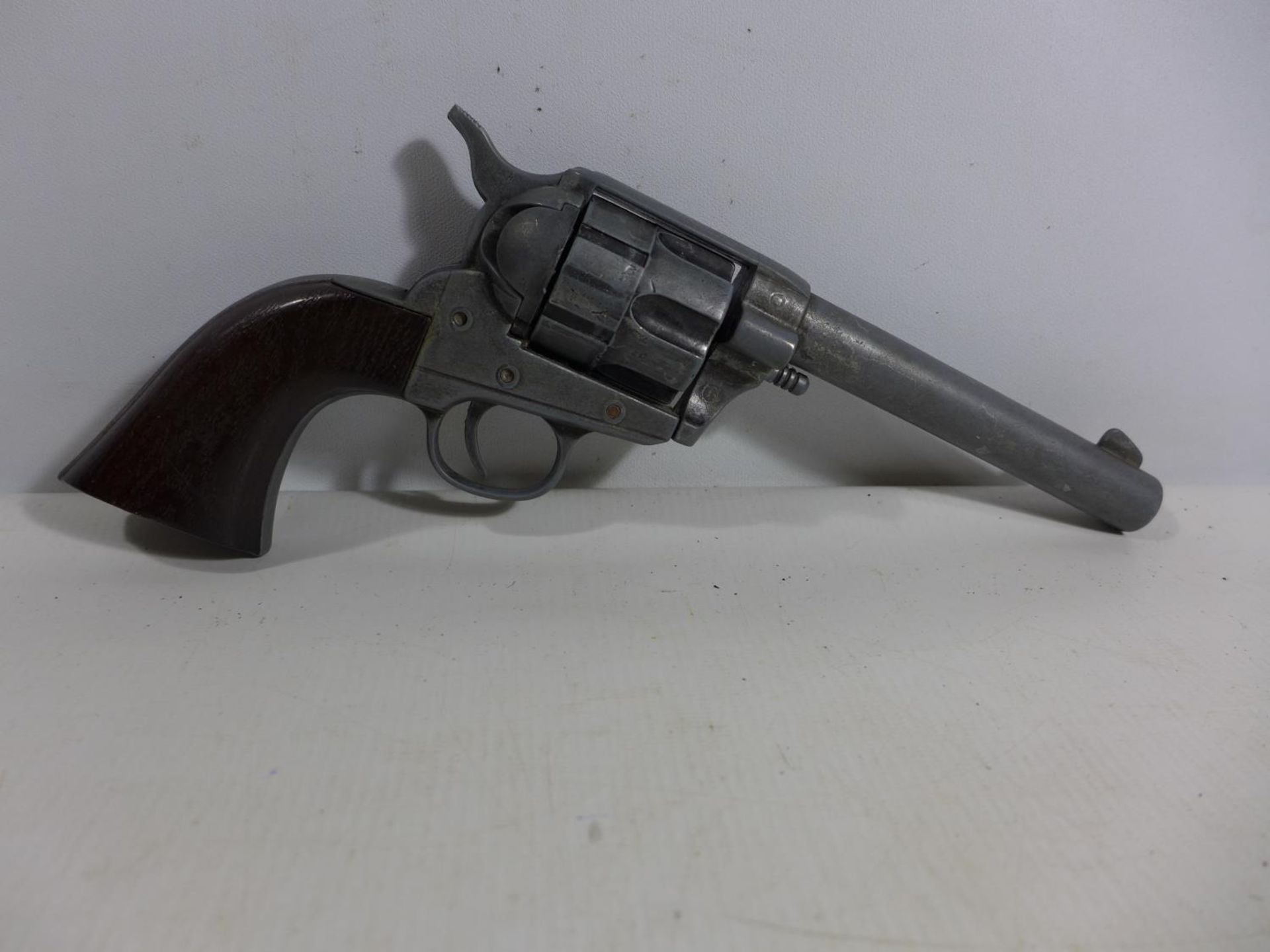 A NON FIRING REPLICA COLT SINGLE ACTION ARMY 45 REVOLVER, 14CM BAREL, LENGTH 27CM - Image 2 of 4