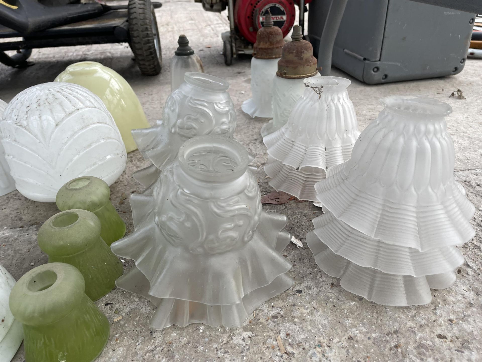 A LARGE ASSORTMENT OF VINTAGE AND RETRO GLASS LAMP SHADES - Image 2 of 3