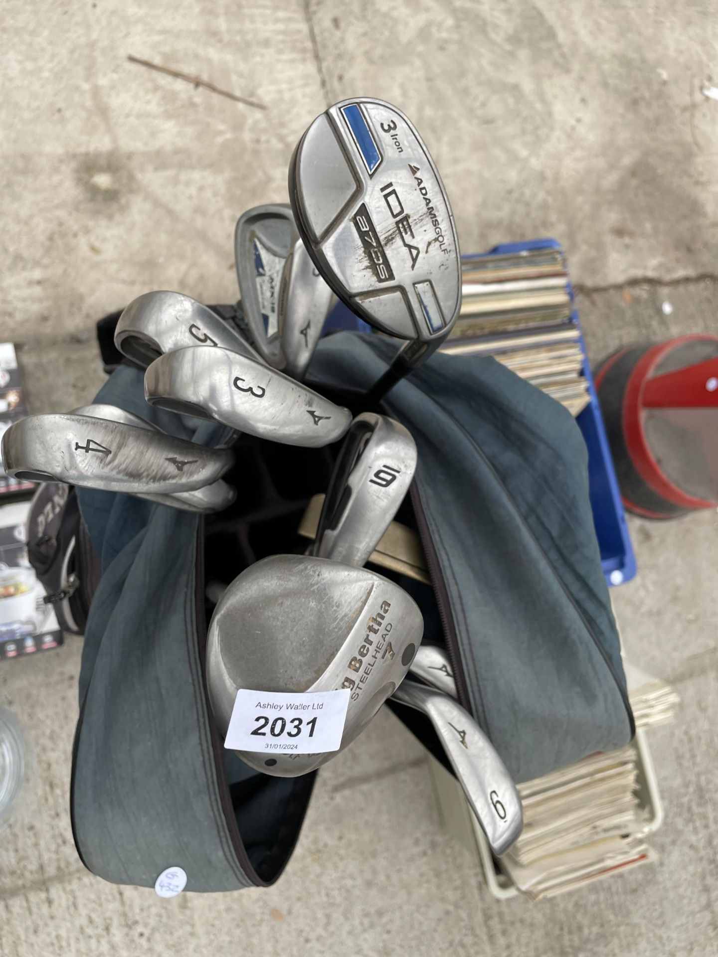 A DUNLOP GOLF BAG WITH AN ASSORTMENT OF GOLF CLUBS TO INCLUDE CALLAWAY AND MIZUNO ETC - Image 2 of 4
