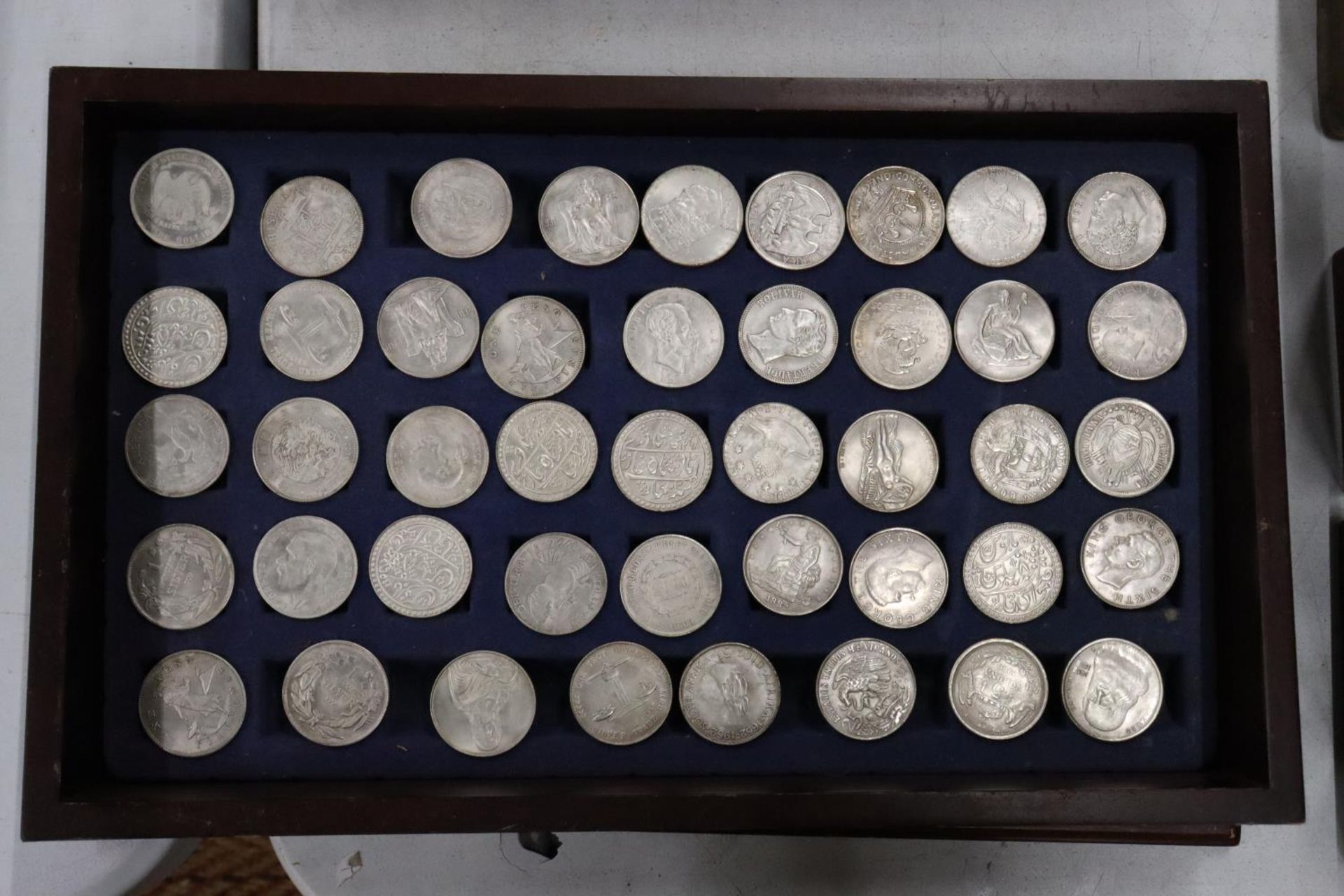 FORTY FOUR VARIOUS VINTAGE TOKENS/COINS IN A WOODEN BOX - Image 3 of 6