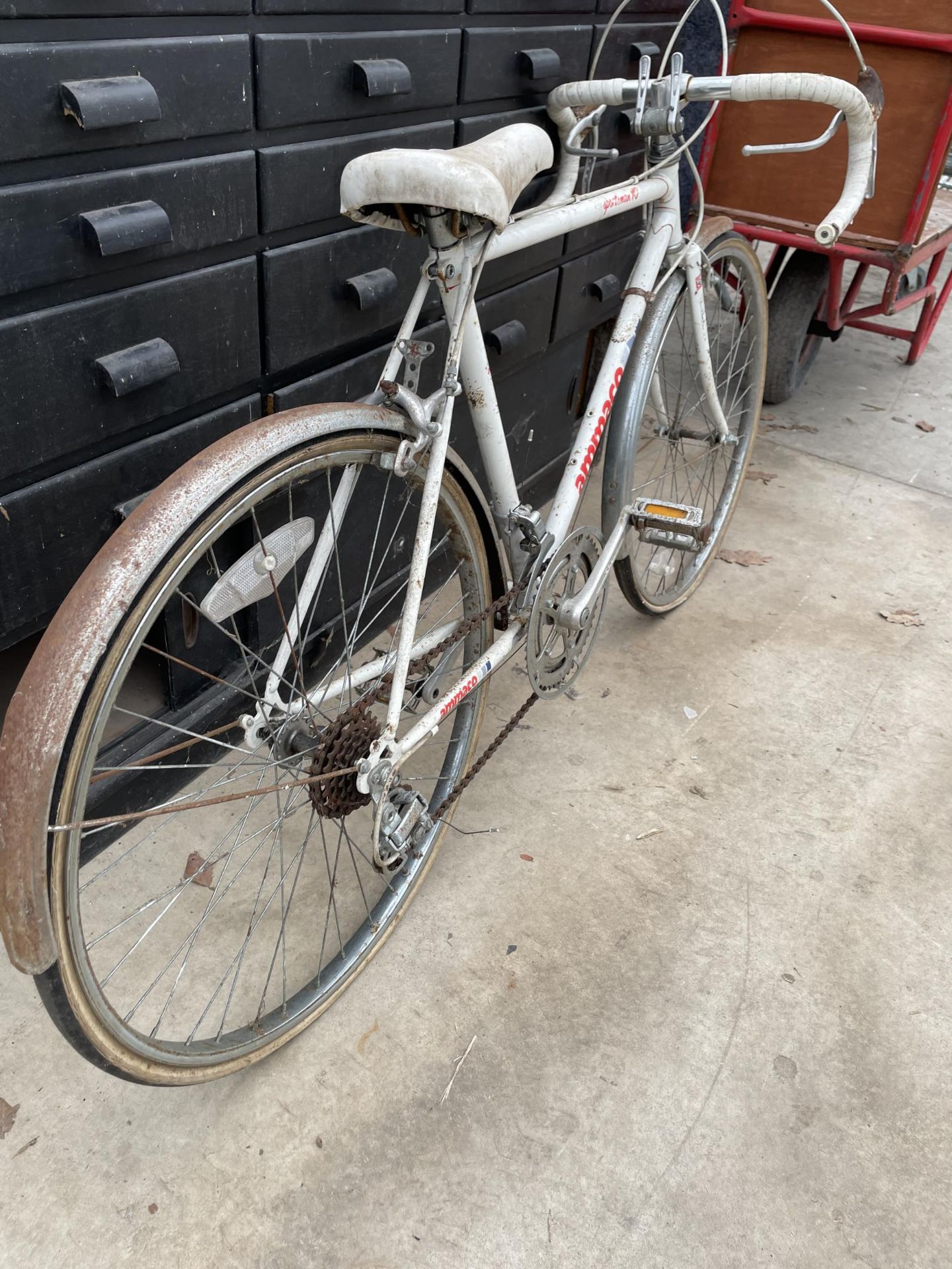 A VINTAGE AMMACO SPORTSMAN 10 ROAD RACING BIKE WITH 10 SPEED GEAR SYSTEM - Image 2 of 3