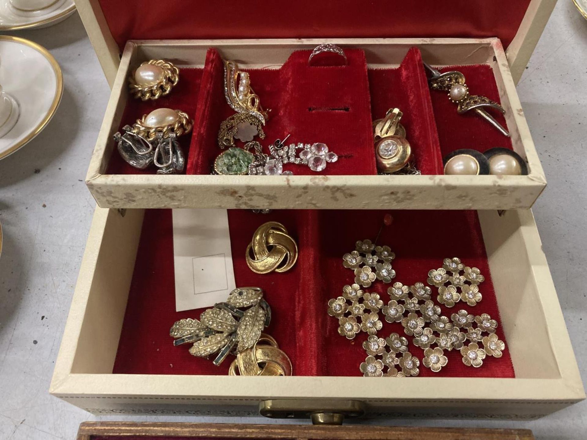 TWO JEWELLERY BOXES TO CONTAIN A LARGE QUANTITY OF COSTUME JEWELLERY - Image 4 of 5