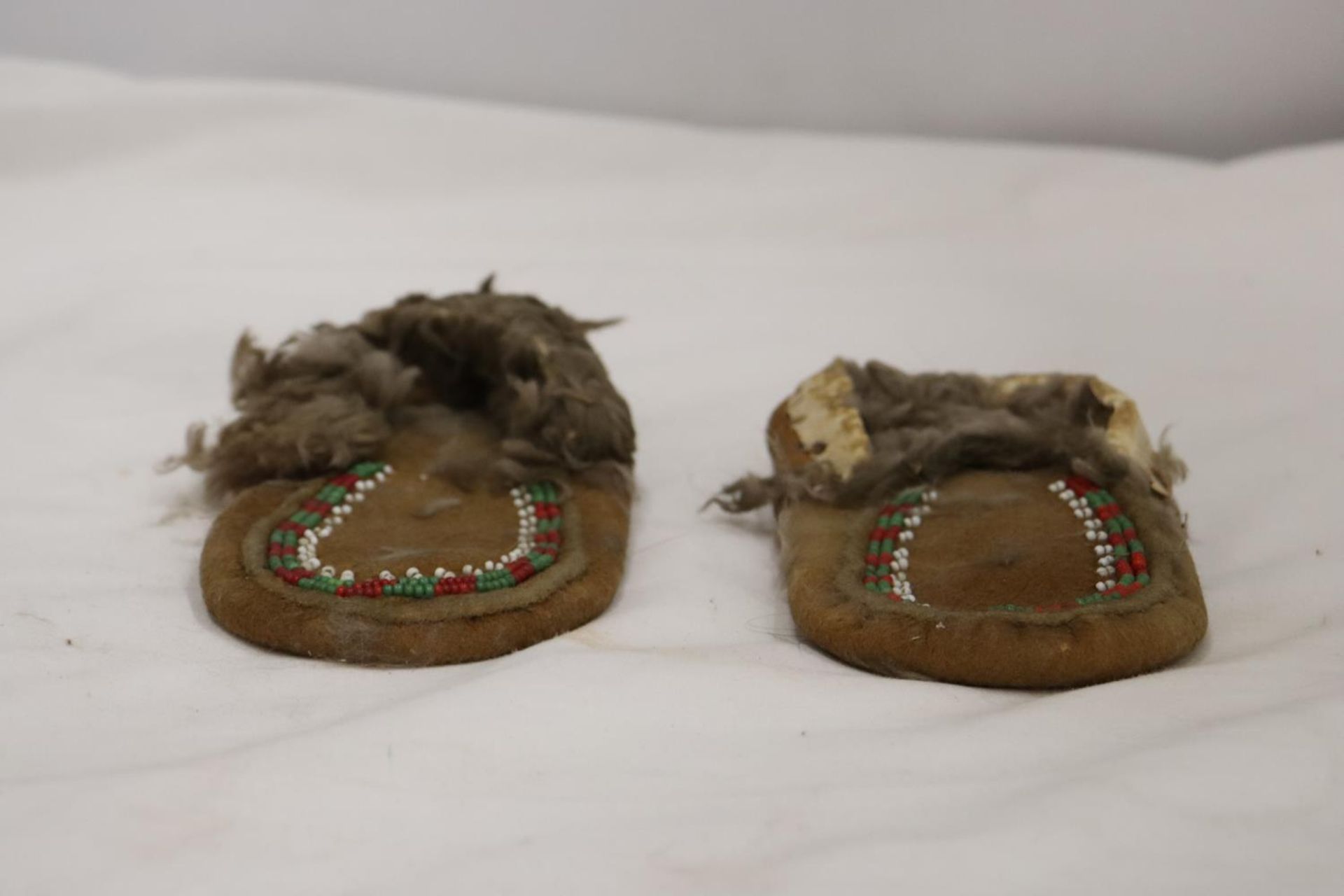 A PAIR OF SMALL CHILD'S NORTH AMERICAN MOCCASSINS WITH BEAD WORK TO THE FRONT - Image 2 of 4