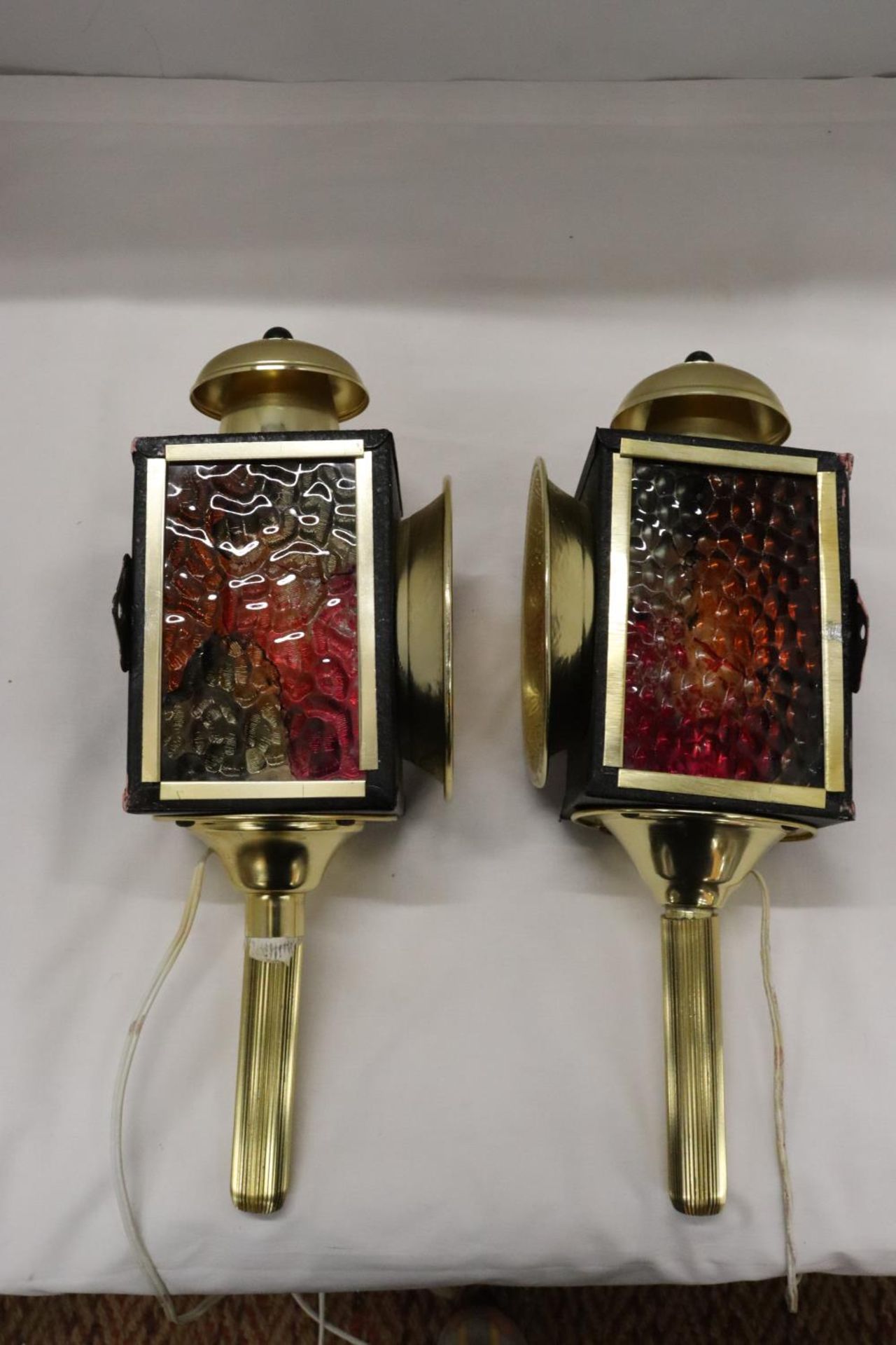 A PAIR OF MODERN ELECTRIC COACHING LAMPS - Image 3 of 7