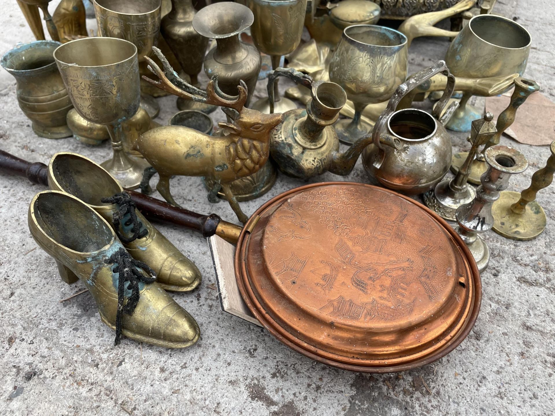 A LARGE ASSORTMENT OF METAL WARE ITEMS TO INCLUDE A COPPER VASE, BRASS GOBLETS AND BRASS FIGURES ETC - Image 3 of 6